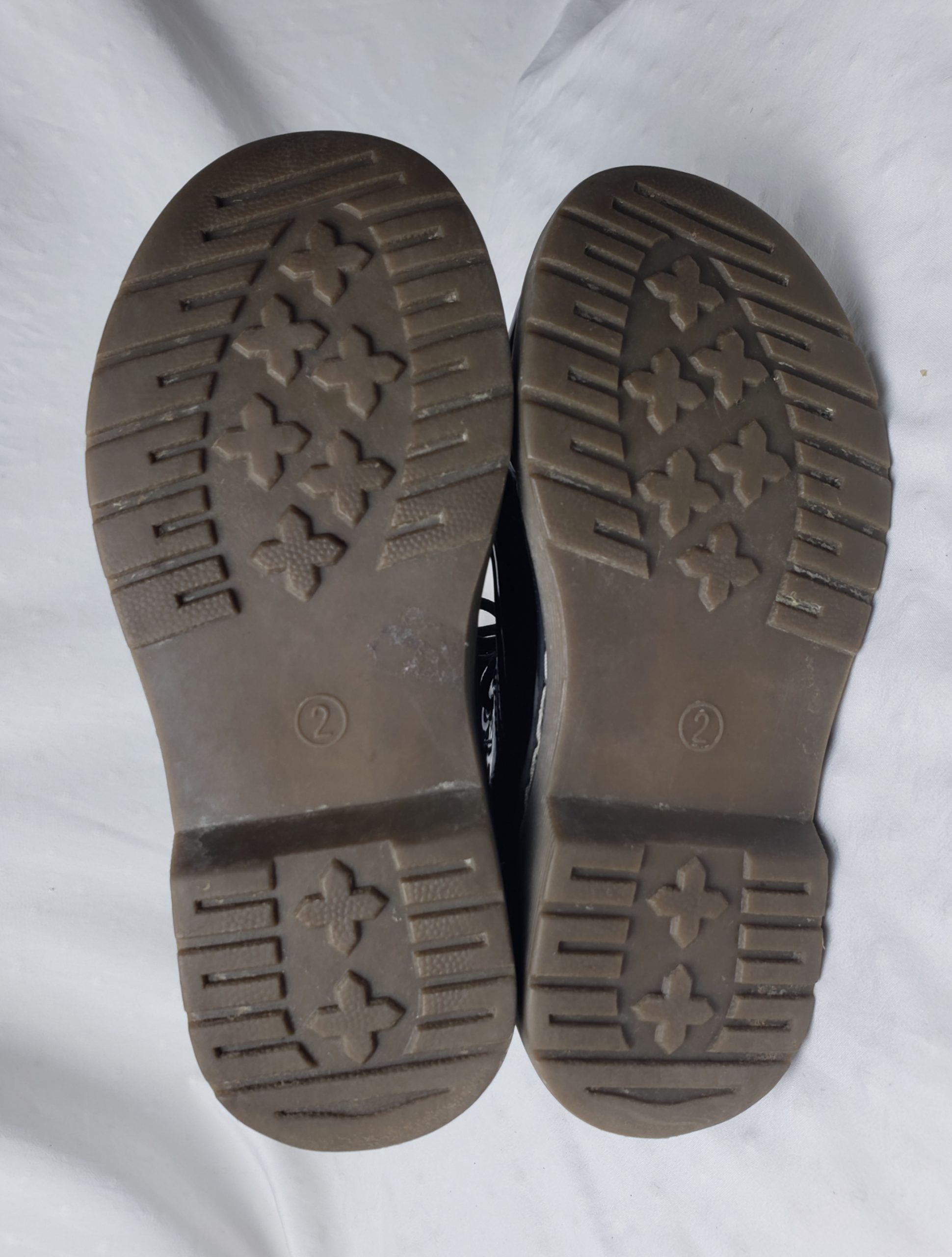 Стильні чорні лаковані черевики Dunnes - елегантний vintage стиль для модних образів 2 Стильні чорні лаковані черевики Dunnes - елегантний vintage стиль для модних образів - Зображення 2