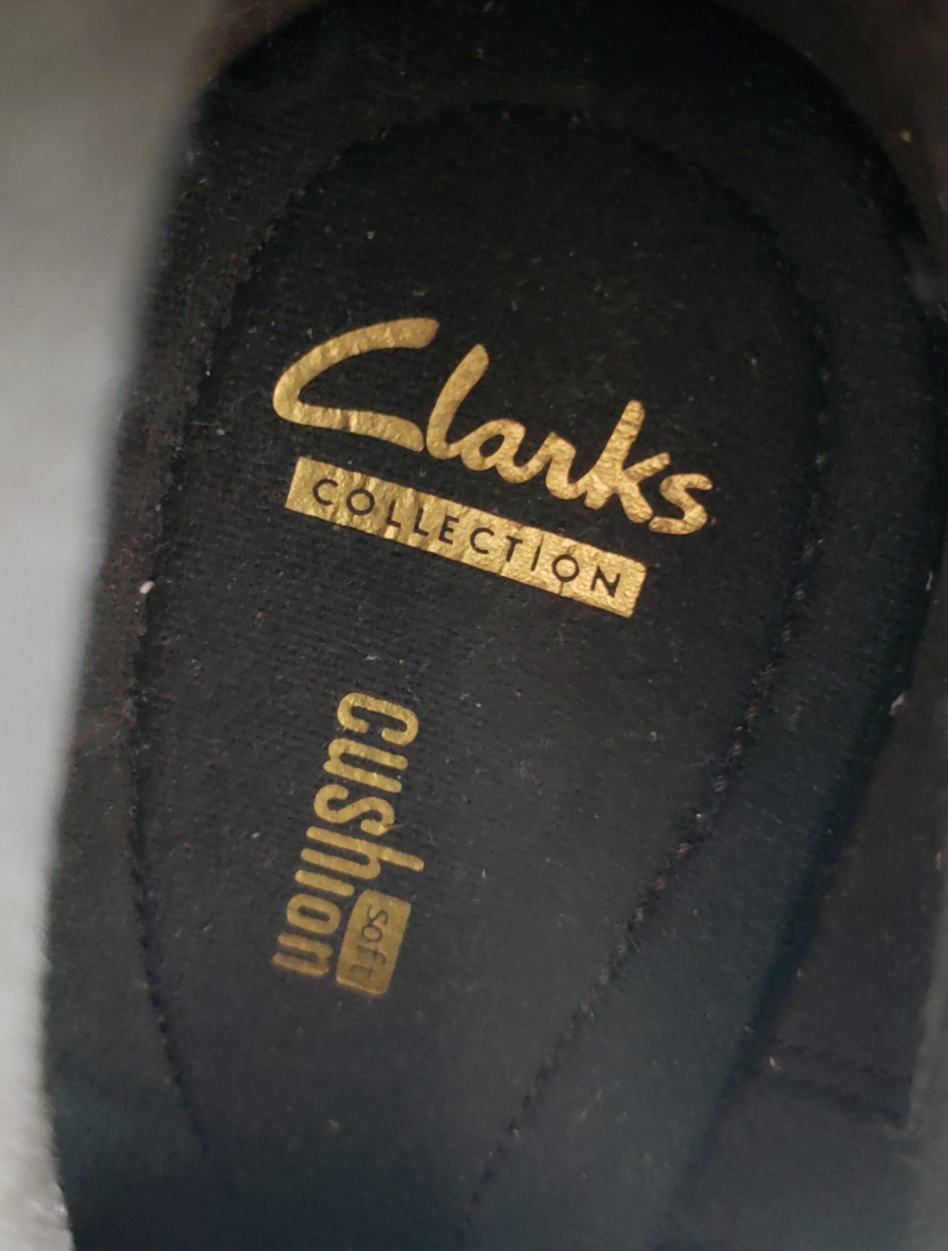 Стильні коричневі черевики Clarks Collection - елегантна замша з каблуком 9 см, розмір 40 5 Стильні коричневі черевики Clarks Collection - елегантна замша з каблуком 9 см, розмір 40 - Зображення 5