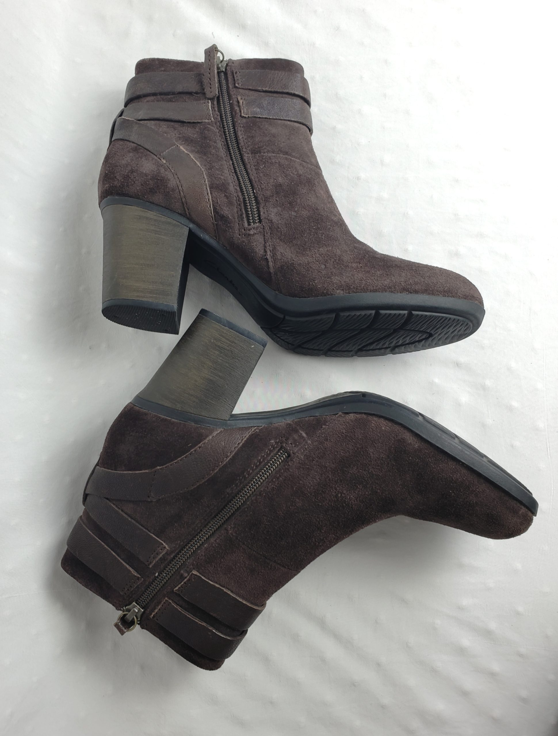 Стильні коричневі черевики Clarks Collection - елегантна замша з каблуком 9 см, розмір 40 4 Стильні коричневі черевики Clarks Collection - елегантна замша з каблуком 9 см, розмір 40 - Зображення 4