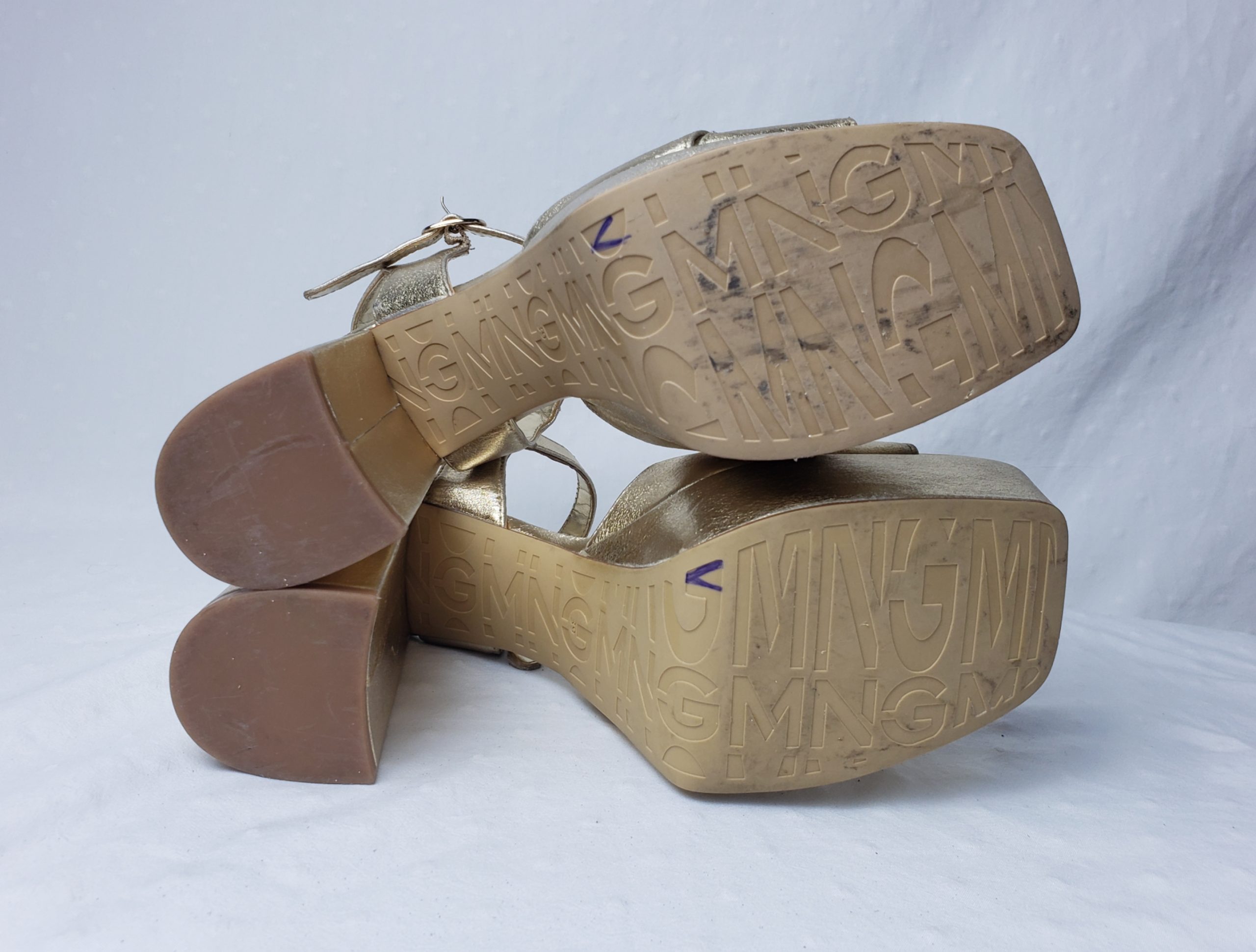 Стильні золоті босоніжки на платформі - елегантне взуття для модних образів, розмір 39 6 Стильні золоті босоніжки на платформі - елегантне взуття для модних образів, розмір 39 - Зображення 6