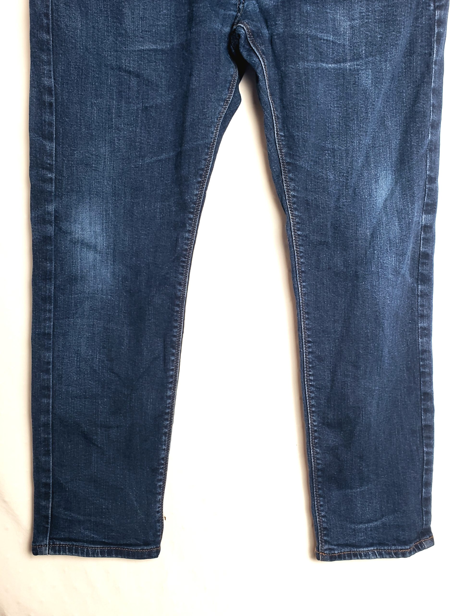 Стильні чоловічі джинси M&S Slim Fit - елегантний темно-синій денім у ідеальному стані 5 Стильні чоловічі джинси M&S Slim Fit - елегантний темно-синій денім у ідеальному стані - Зображення 5