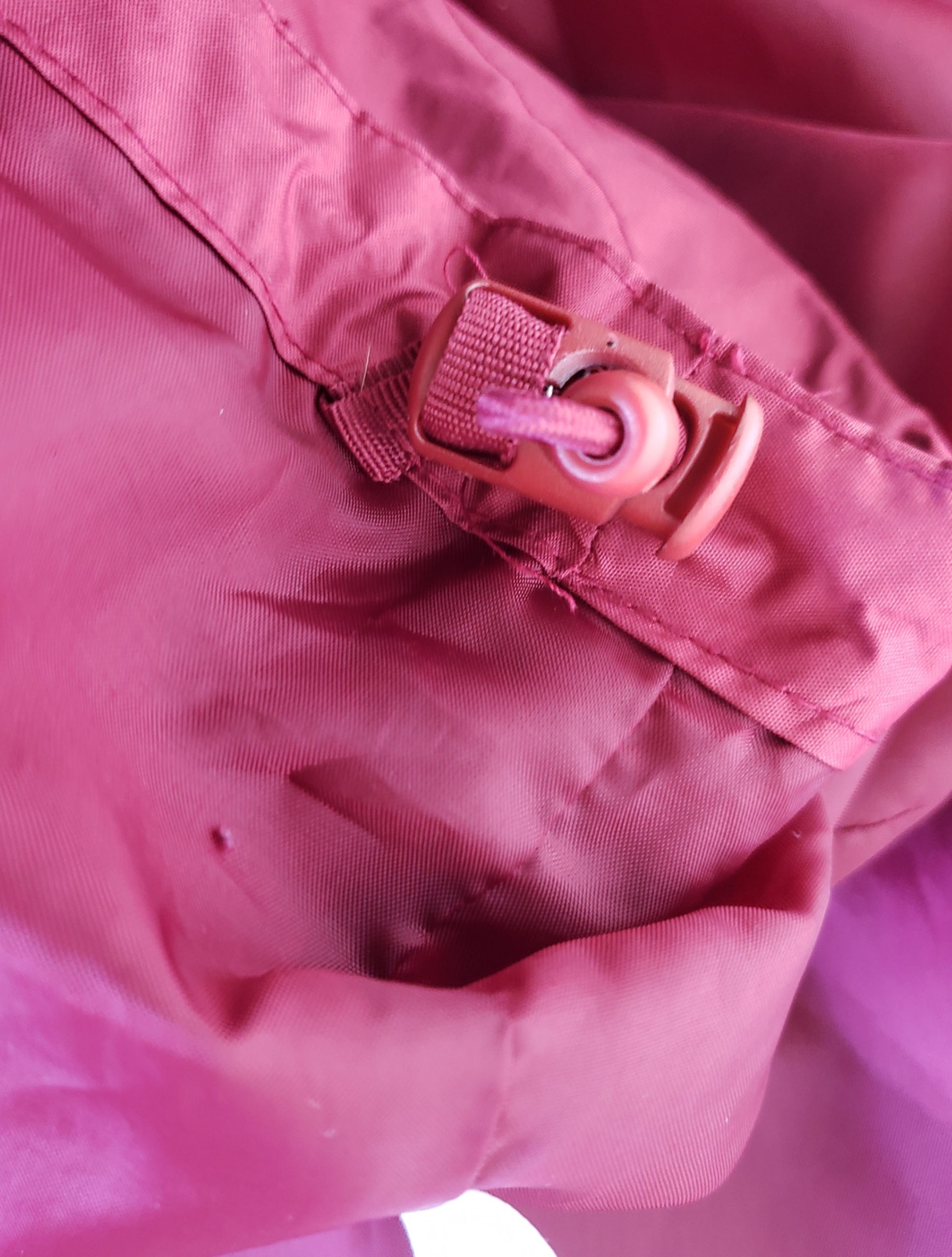 Вітровка червоно-чорна вінтажна - стильний верхній одяг для активного життя та міжсезоння 6 Вітровка червоно-чорна вінтажна - стильний верхній одяг для активного життя та міжсезоння - Зображення 6