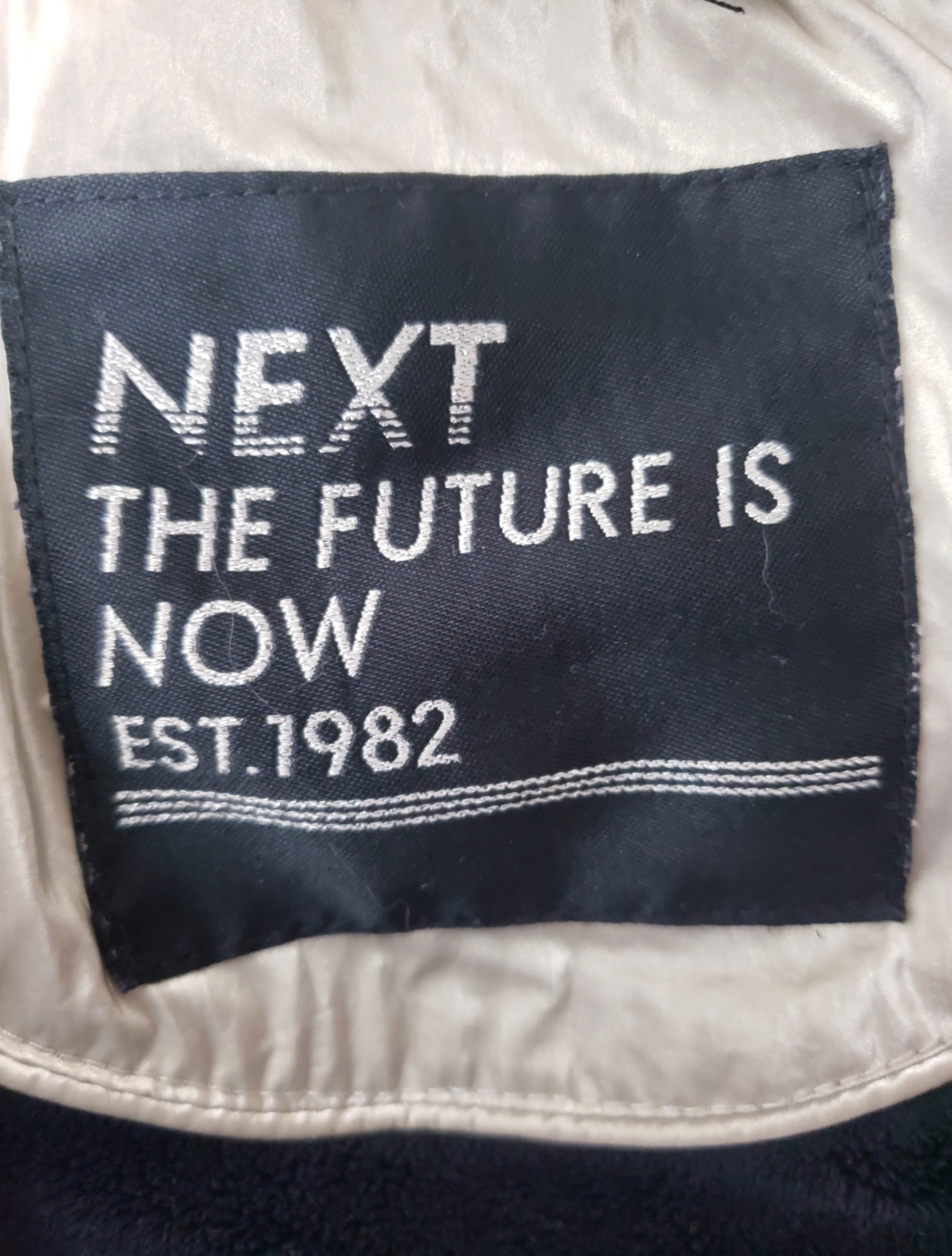 Стильна золота куртка Next 7 років - елегантний зимовий тренд для модних дітей 8 Стильна золота куртка Next 7 років - елегантний зимовий тренд для модних дітей - Зображення 8