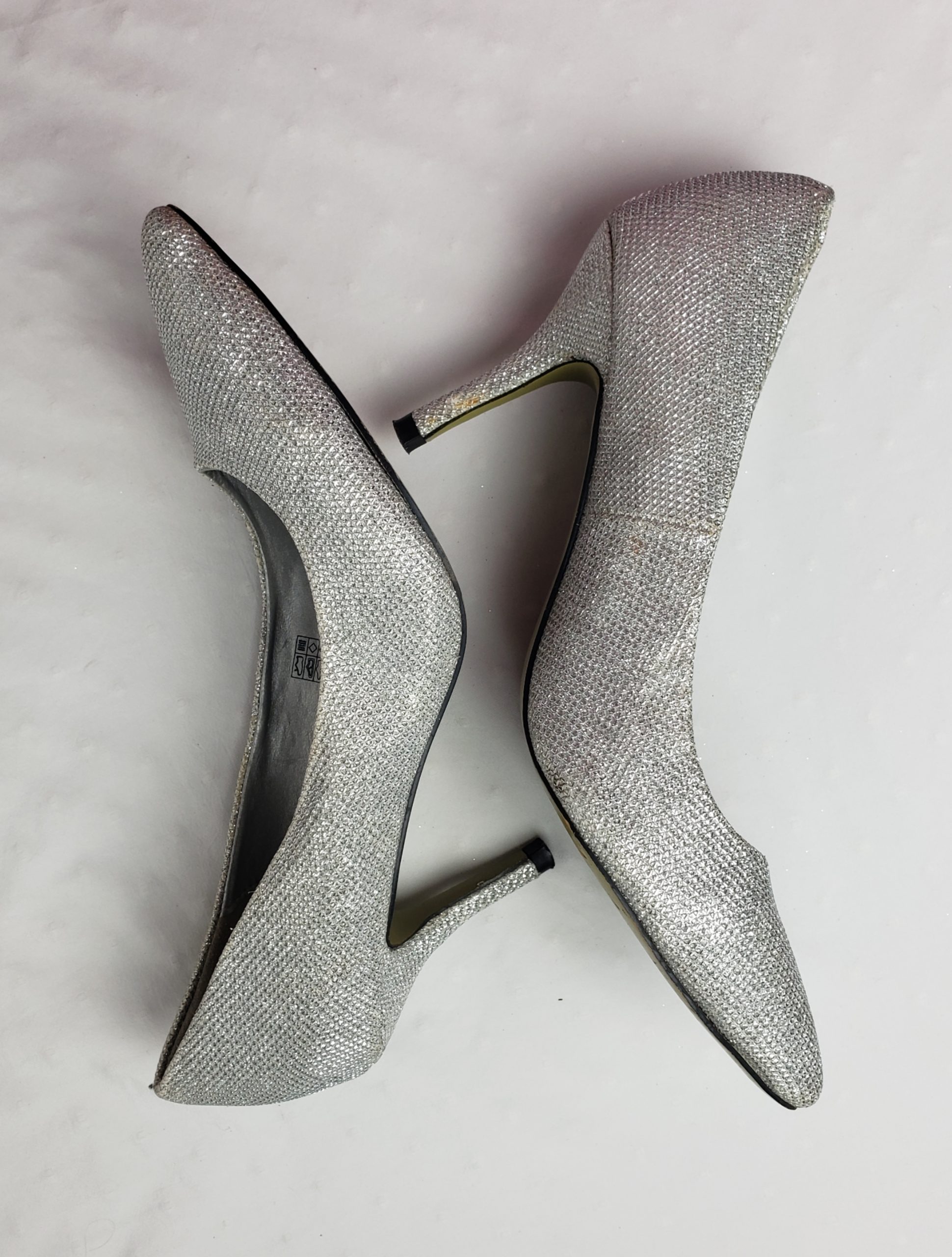 Стильні срібні туфлі на каблуку 10 см - елегантні жіночі туфлі розмір 39 4 Стильні срібні туфлі на каблуку 10 см - елегантні жіночі туфлі розмір 39 - Зображення 4