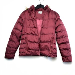 Стильна бордова куртка FLUID - модний пуховик з хутряним капюшоном, елегантний зимовий одяг