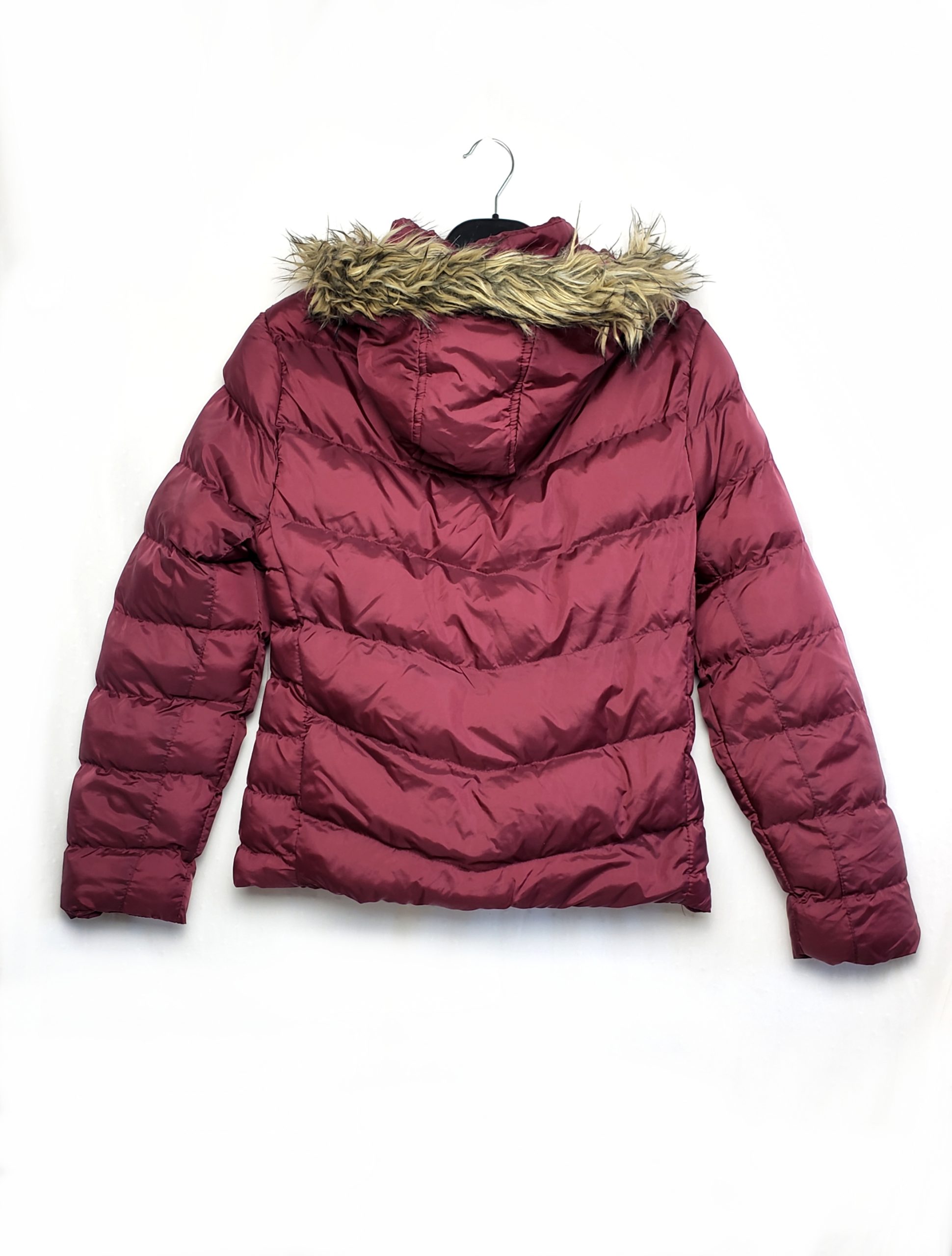 Стильна бордова куртка FLUID - модний пуховик з хутряним капюшоном, елегантний зимовий одяг 3 Стильна бордова куртка FLUID - модний пуховик з хутряним капюшоном, елегантний зимовий одяг - Зображення 3