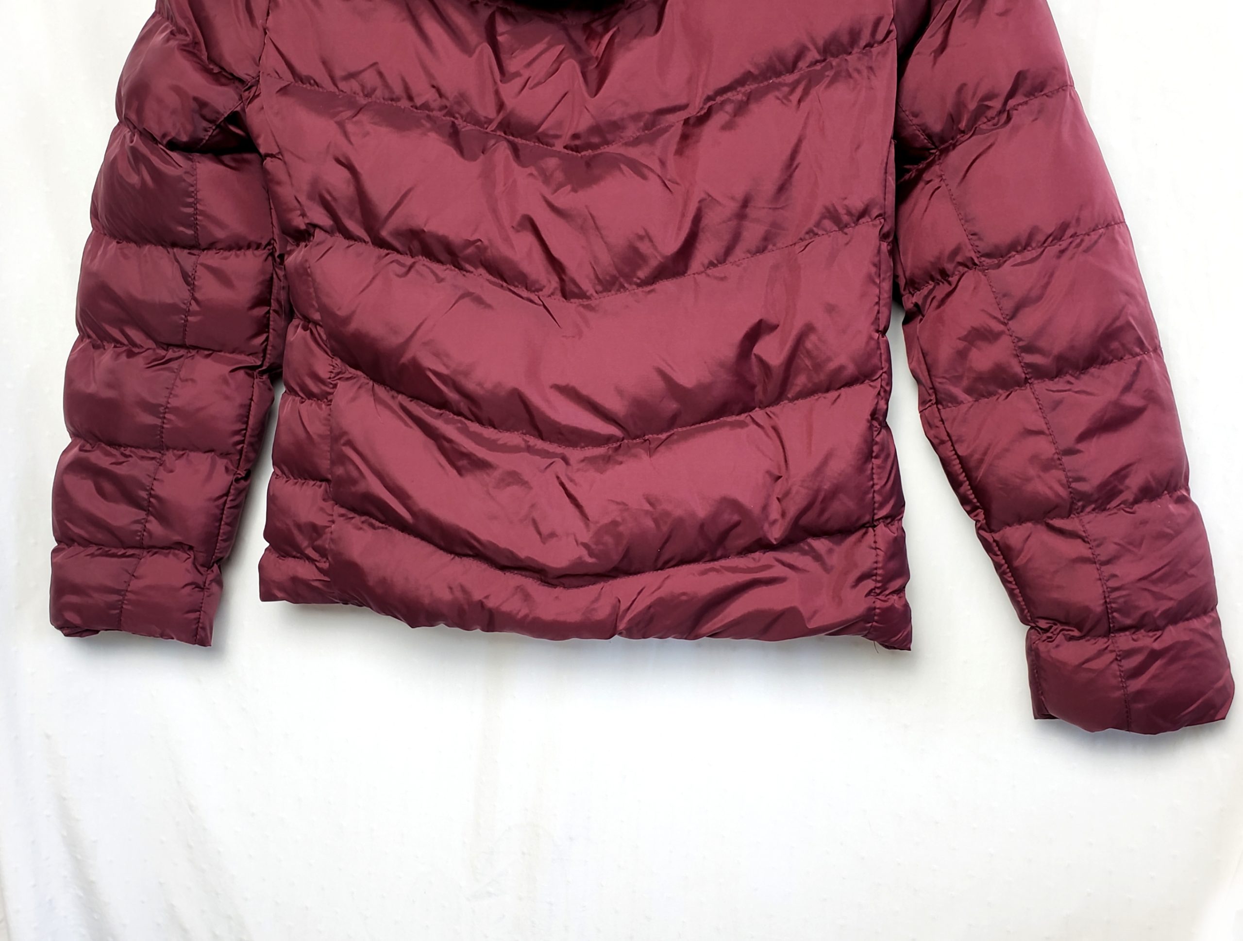 Стильна бордова куртка FLUID - модний пуховик з хутряним капюшоном, елегантний зимовий одяг 8 Стильна бордова куртка FLUID - модний пуховик з хутряним капюшоном, елегантний зимовий одяг - Зображення 8