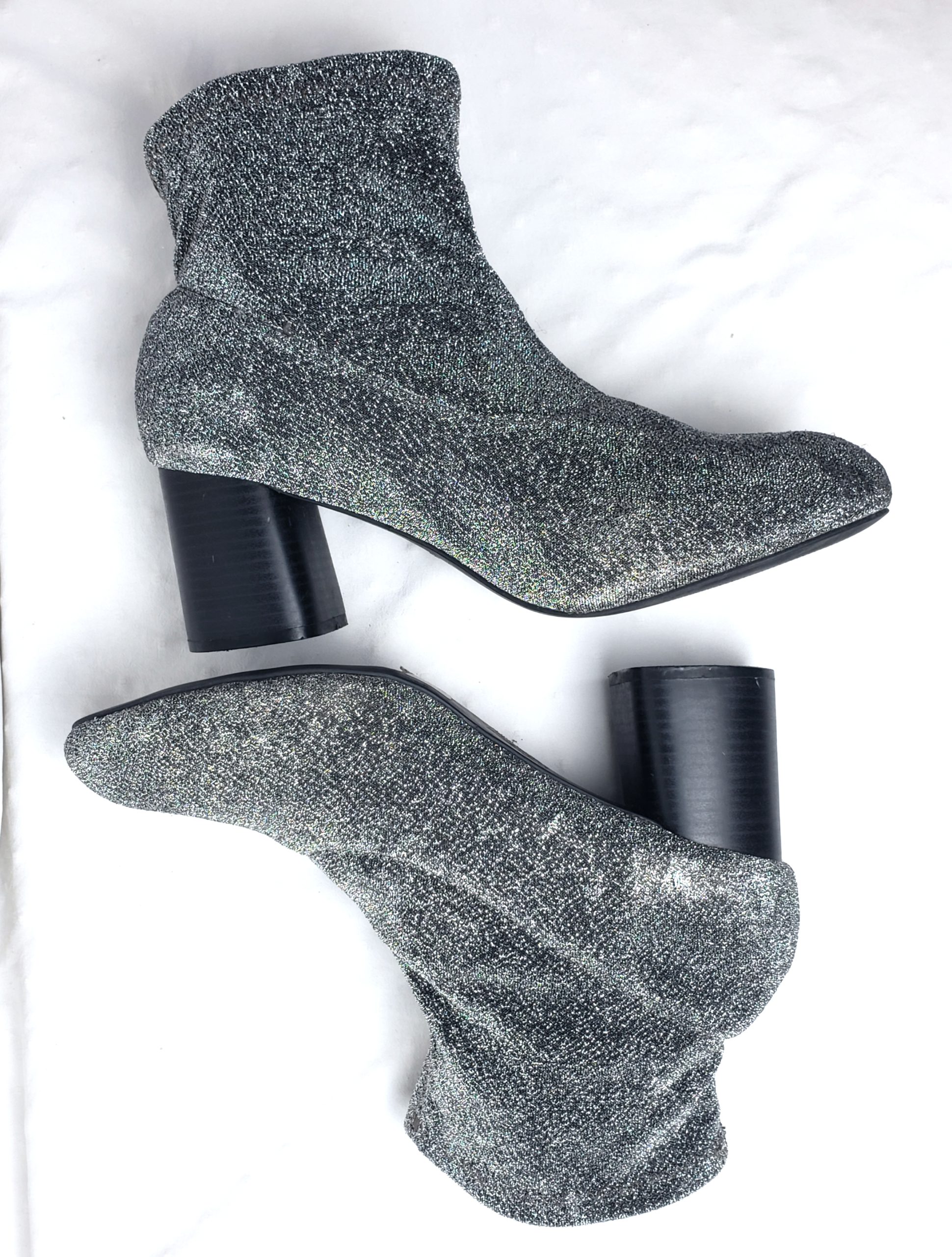 Срібні блискучі ботильйони на каблуку - універсальне взуття для весни, літа та осені розмір 43-44 3 Срібні блискучі ботильйони на каблуку - універсальне взуття для весни, літа та осені розмір 43-44 - Зображення 3