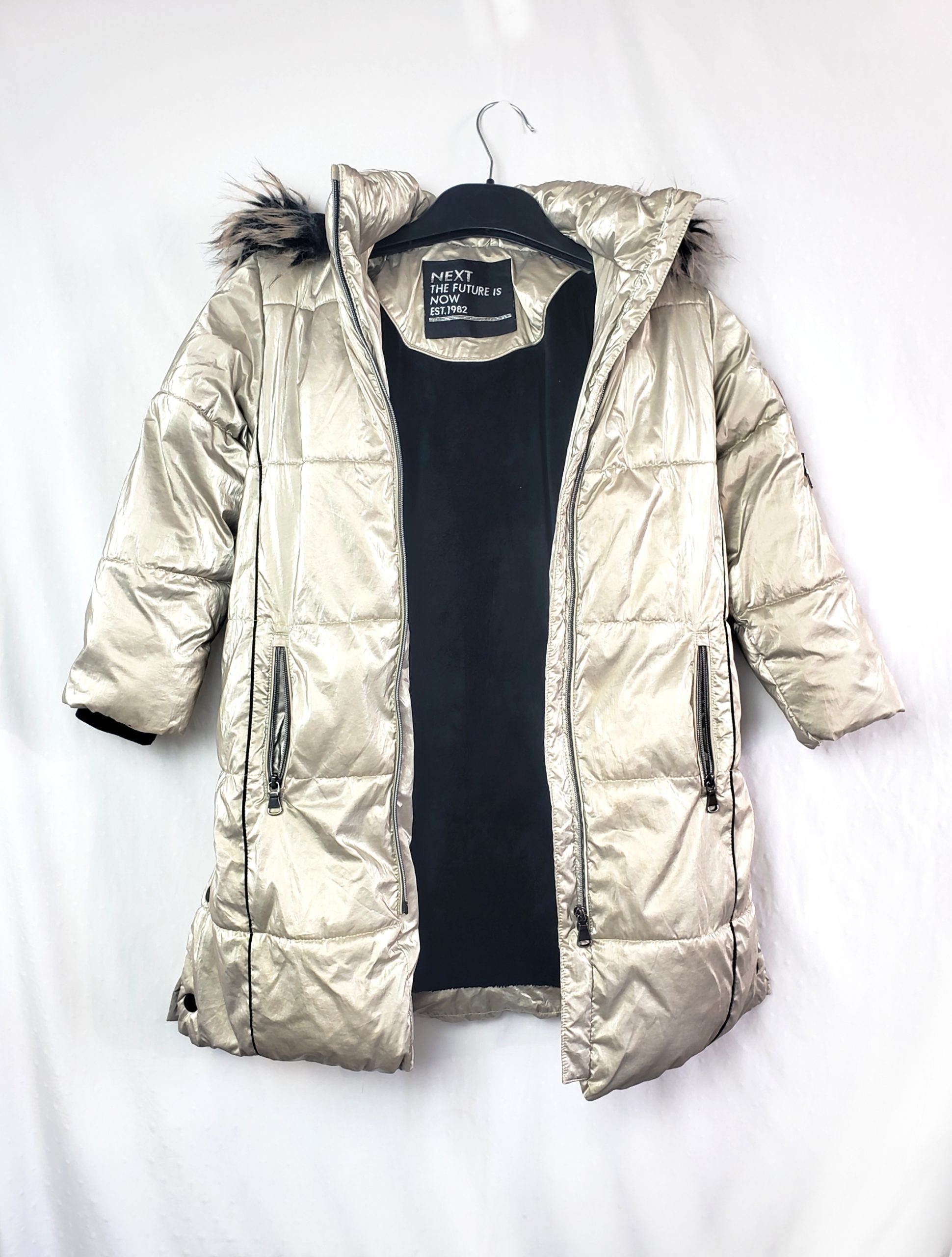 Стильна золота куртка Next 7 років - елегантний зимовий тренд для модних дітей 1 Стильна золота куртка Next 7 років - елегантний зимовий тренд для модних дітей