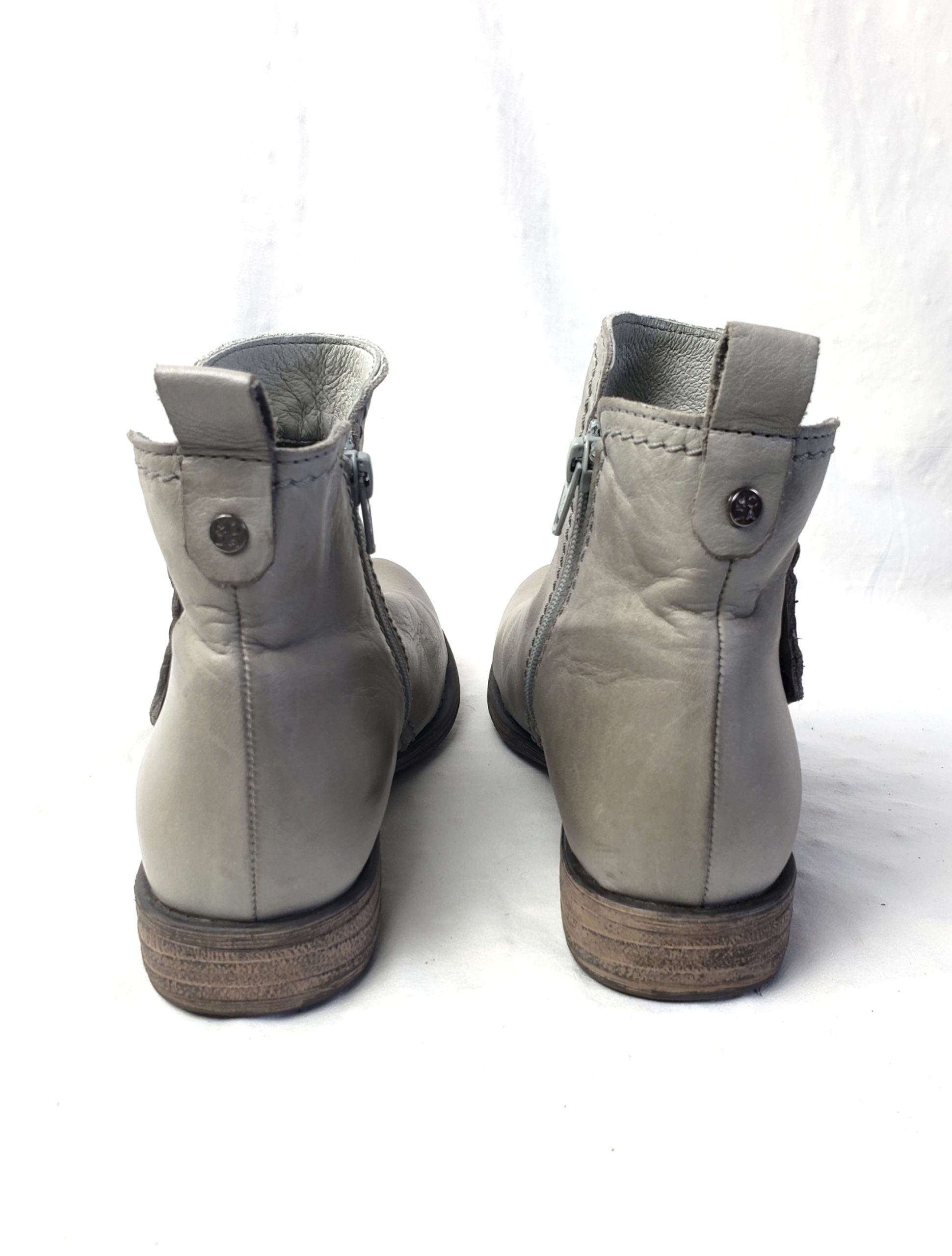 Сірі шкіряні черевики 37 розміру - ідеальне весняно-осіннє взуття для щоденного стилю 3 Сірі шкіряні черевики 37 розміру - ідеальне весняно-осіннє взуття для щоденного стилю - Зображення 3