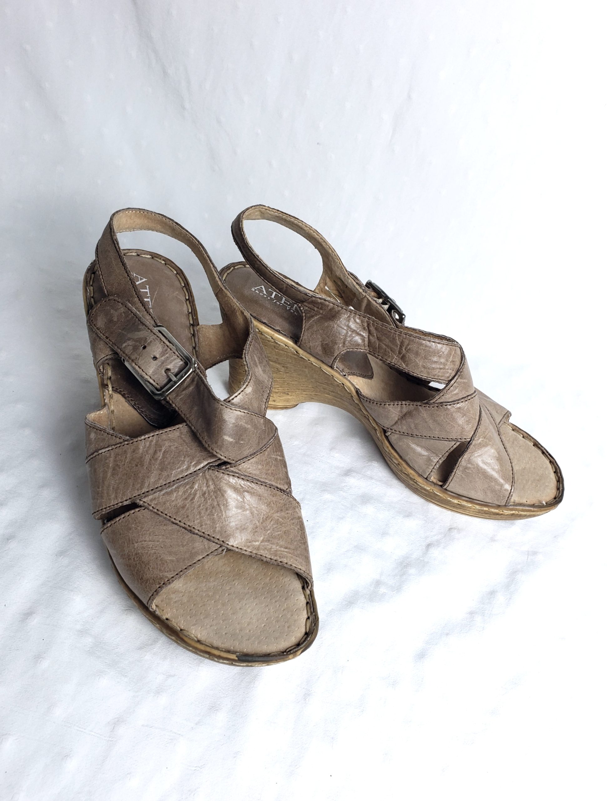 Бежеві шкіряні босоніжки ATEMA 39 розмір на каблуку 9 см - літнє взуття для офісу та відпочинку 1 Бежеві шкіряні босоніжки ATEMA 39 розмір на каблуку 9 см - літнє взуття для офісу та відпочинку