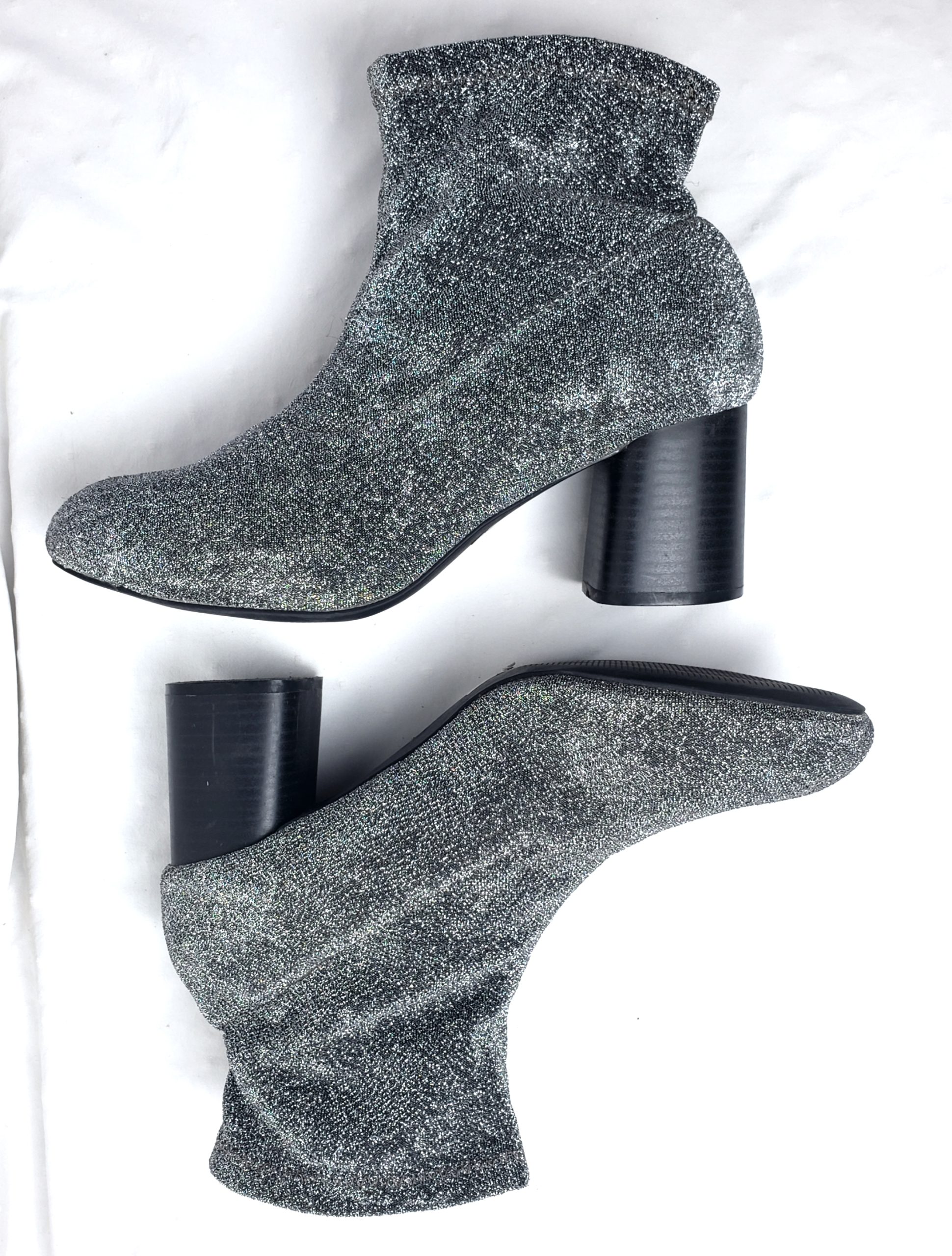 Срібні блискучі ботильйони на каблуку - універсальне взуття для весни, літа та осені розмір 43-44 2 Срібні блискучі ботильйони на каблуку - універсальне взуття для весни, літа та осені розмір 43-44 - Зображення 2