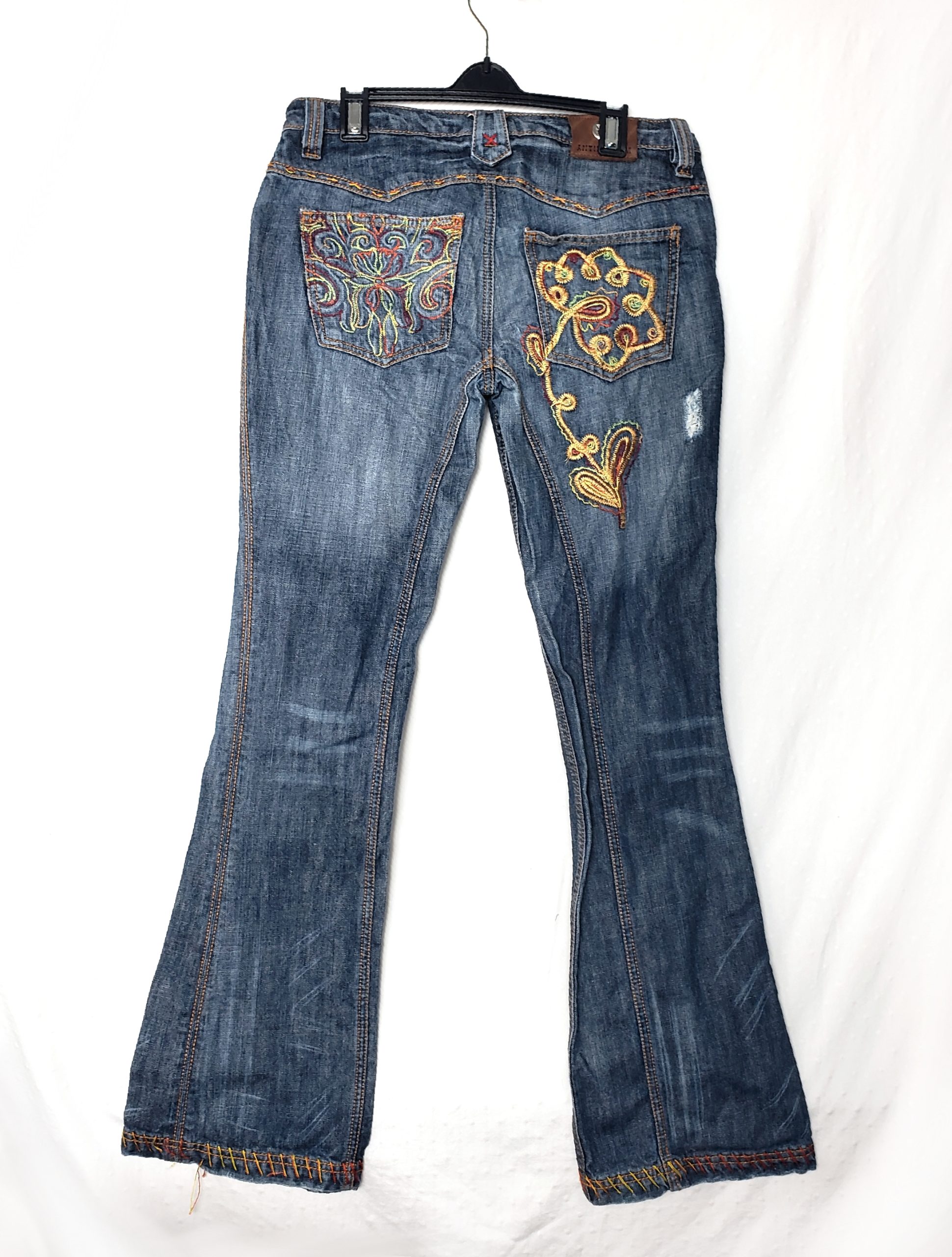 Джинси Antik Denim з вишивкою синього кольору - винтажний стиль для повсякденного носіння 2 Джинси Antik Denim з вишивкою синього кольору - винтажний стиль для повсякденного носіння - Зображення 2