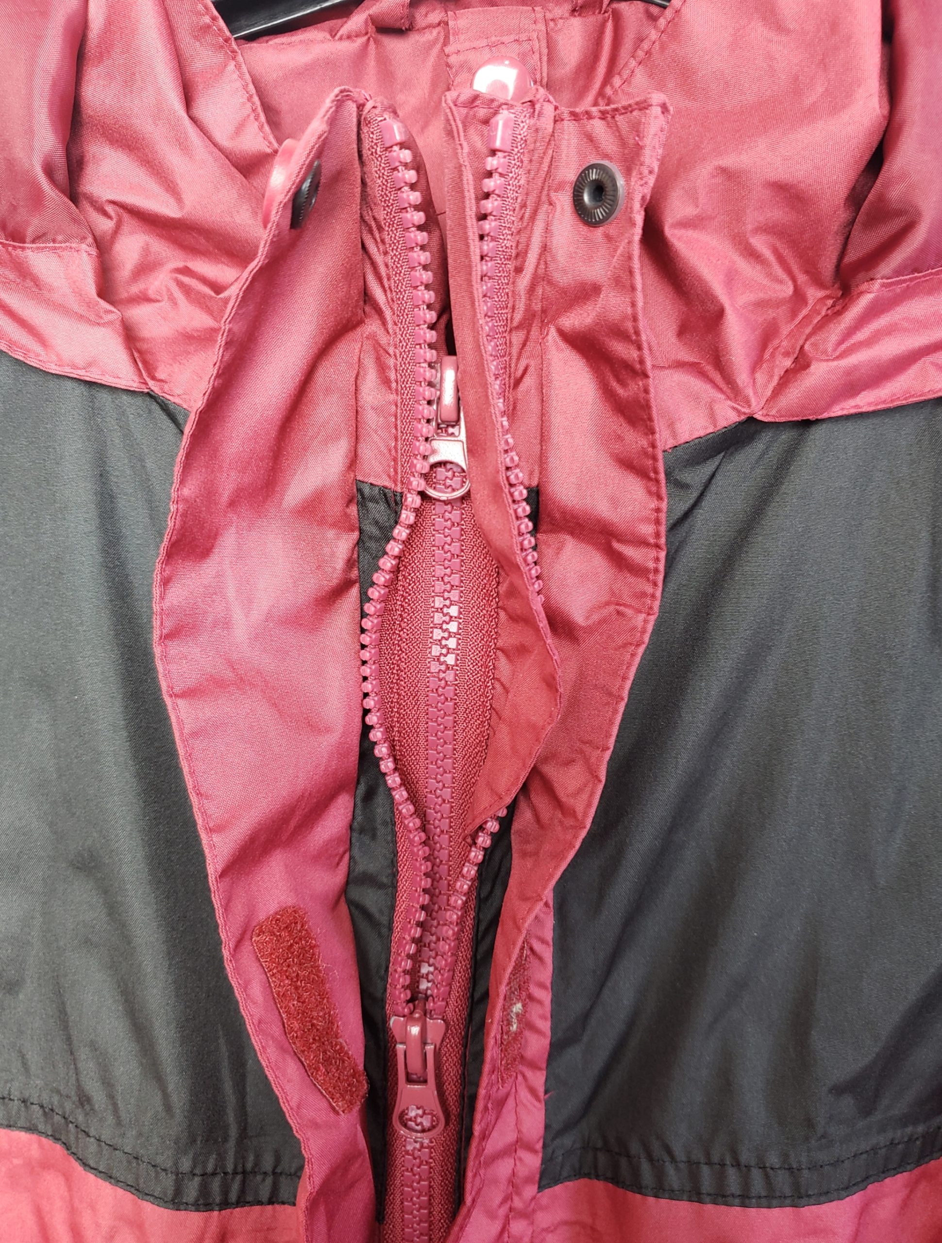 Вітровка червоно-чорна вінтажна - стильний верхній одяг для активного життя та міжсезоння 4 Вітровка червоно-чорна вінтажна - стильний верхній одяг для активного життя та міжсезоння - Зображення 4