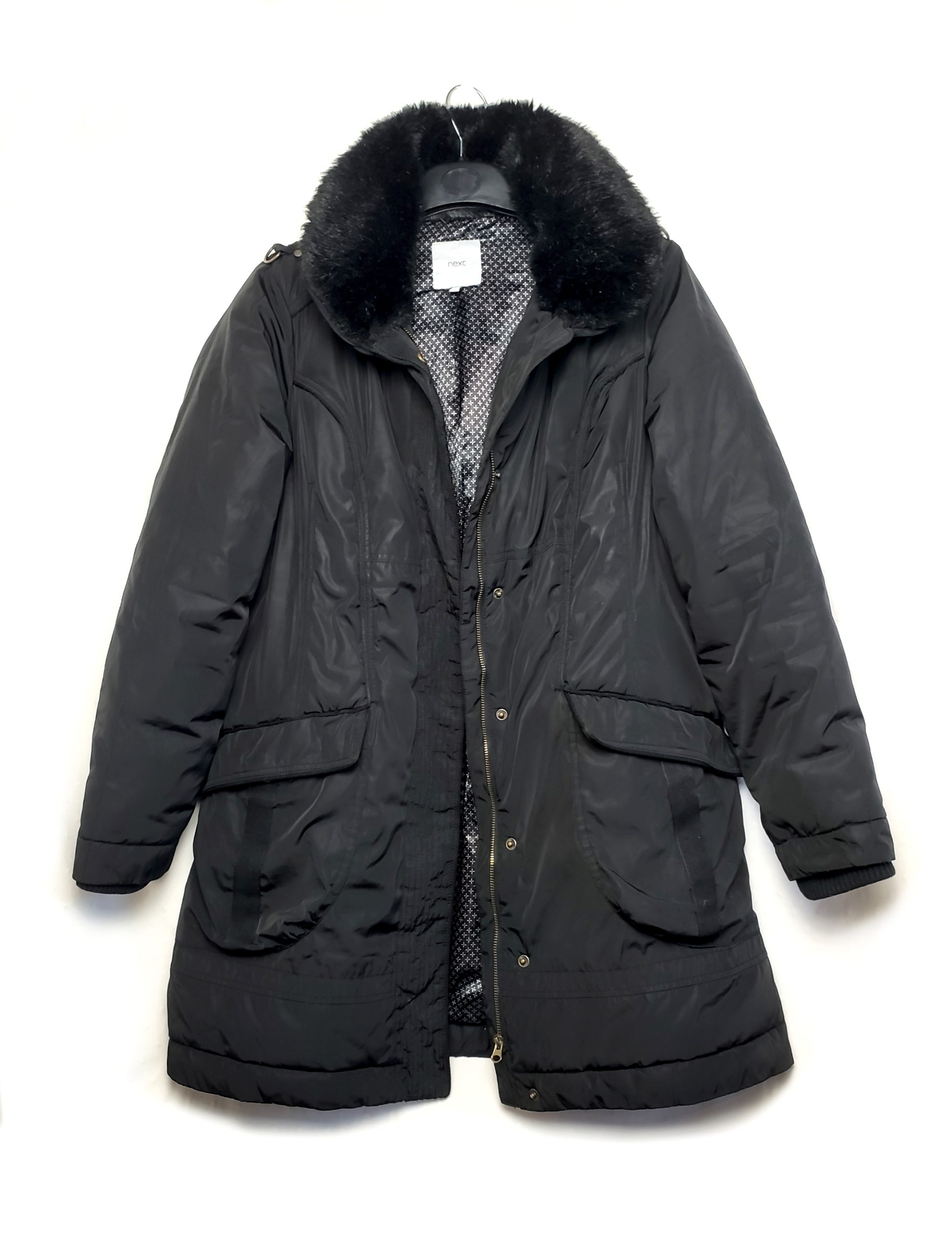 Стильна чорна куртка Next з хутряним коміром - елегантний зимовий тренд для модних жінок 1 Стильна чорна куртка Next з хутряним коміром - елегантний зимовий тренд для модних жінок