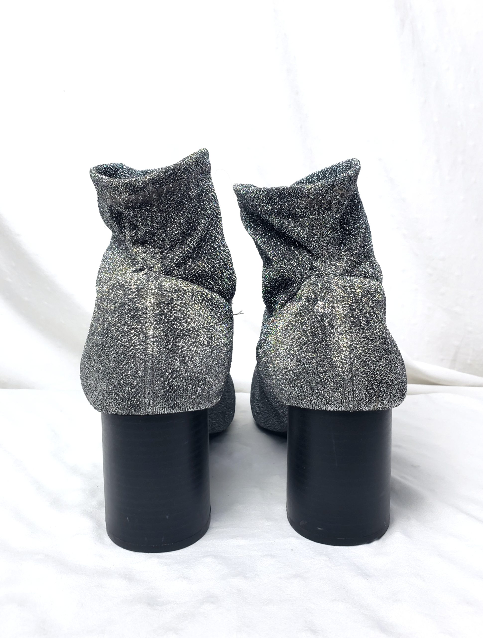 Срібні блискучі ботильйони на каблуку - універсальне взуття для весни, літа та осені розмір 43-44 4 Срібні блискучі ботильйони на каблуку - універсальне взуття для весни, літа та осені розмір 43-44 - Зображення 4