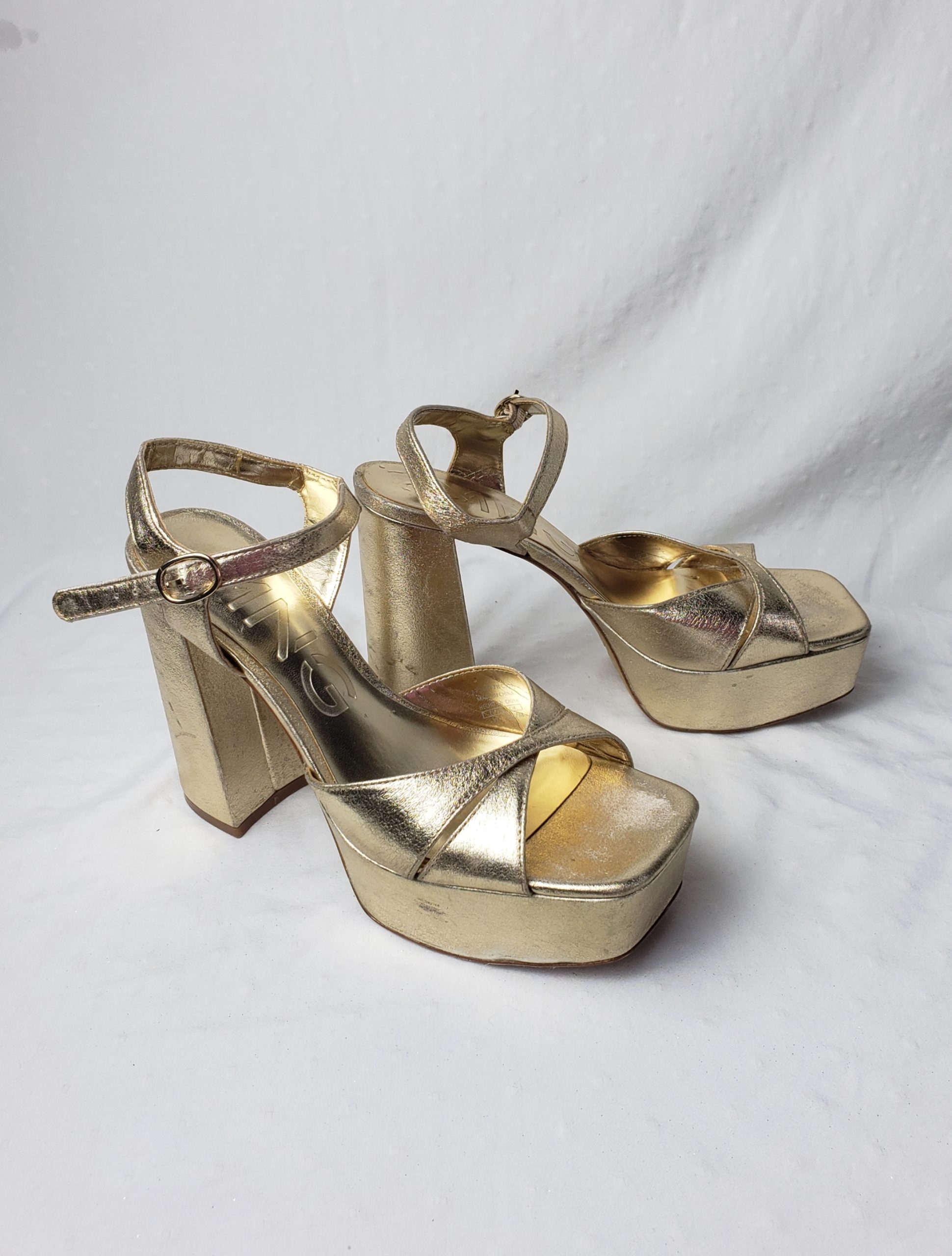 Стильні золоті босоніжки на платформі - елегантне взуття для модних образів, розмір 39 2 Стильні золоті босоніжки на платформі - елегантне взуття для модних образів, розмір 39 - Зображення 2