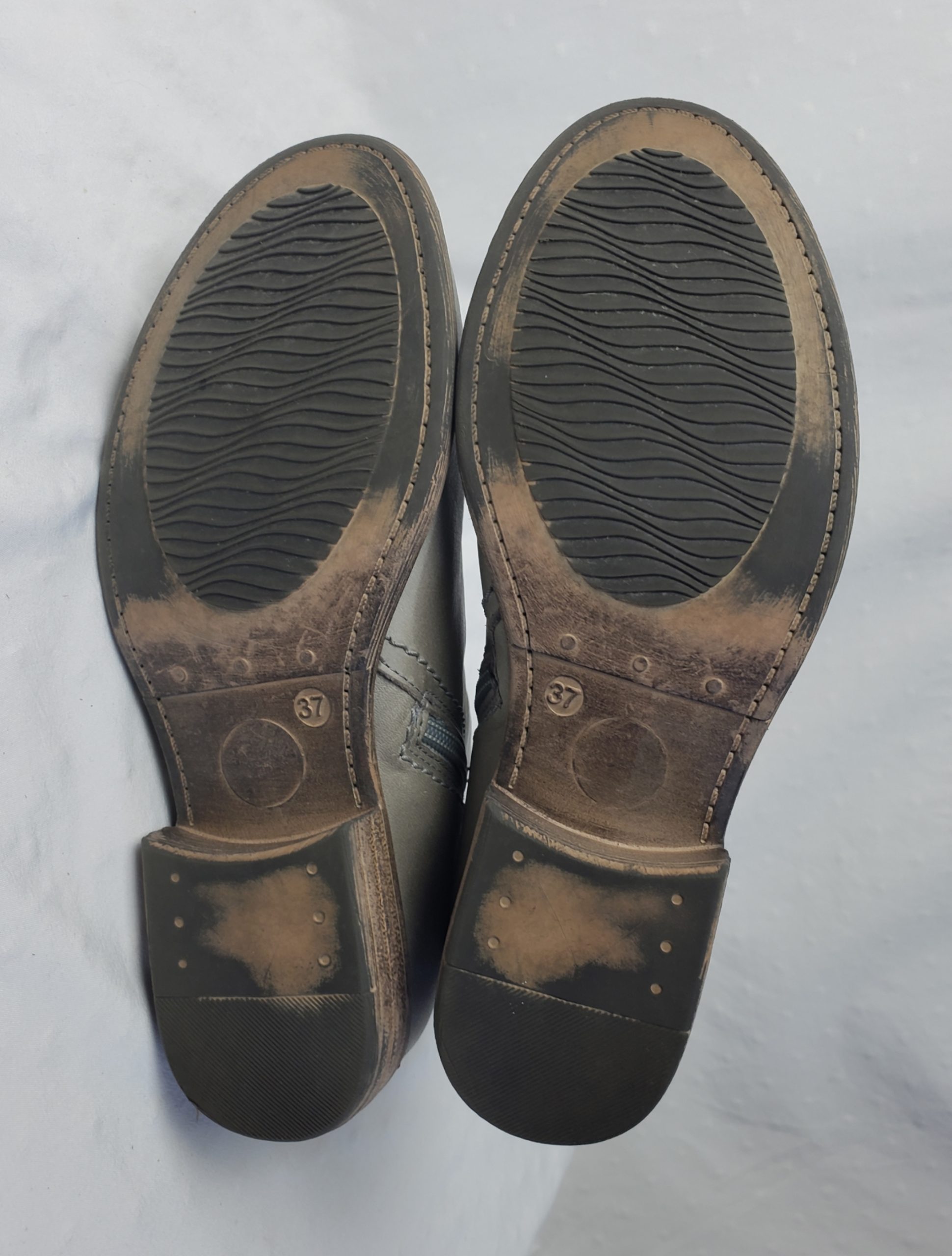 Сірі шкіряні черевики 37 розміру - ідеальне весняно-осіннє взуття для щоденного стилю 5 Сірі шкіряні черевики 37 розміру - ідеальне весняно-осіннє взуття для щоденного стилю - Зображення 5