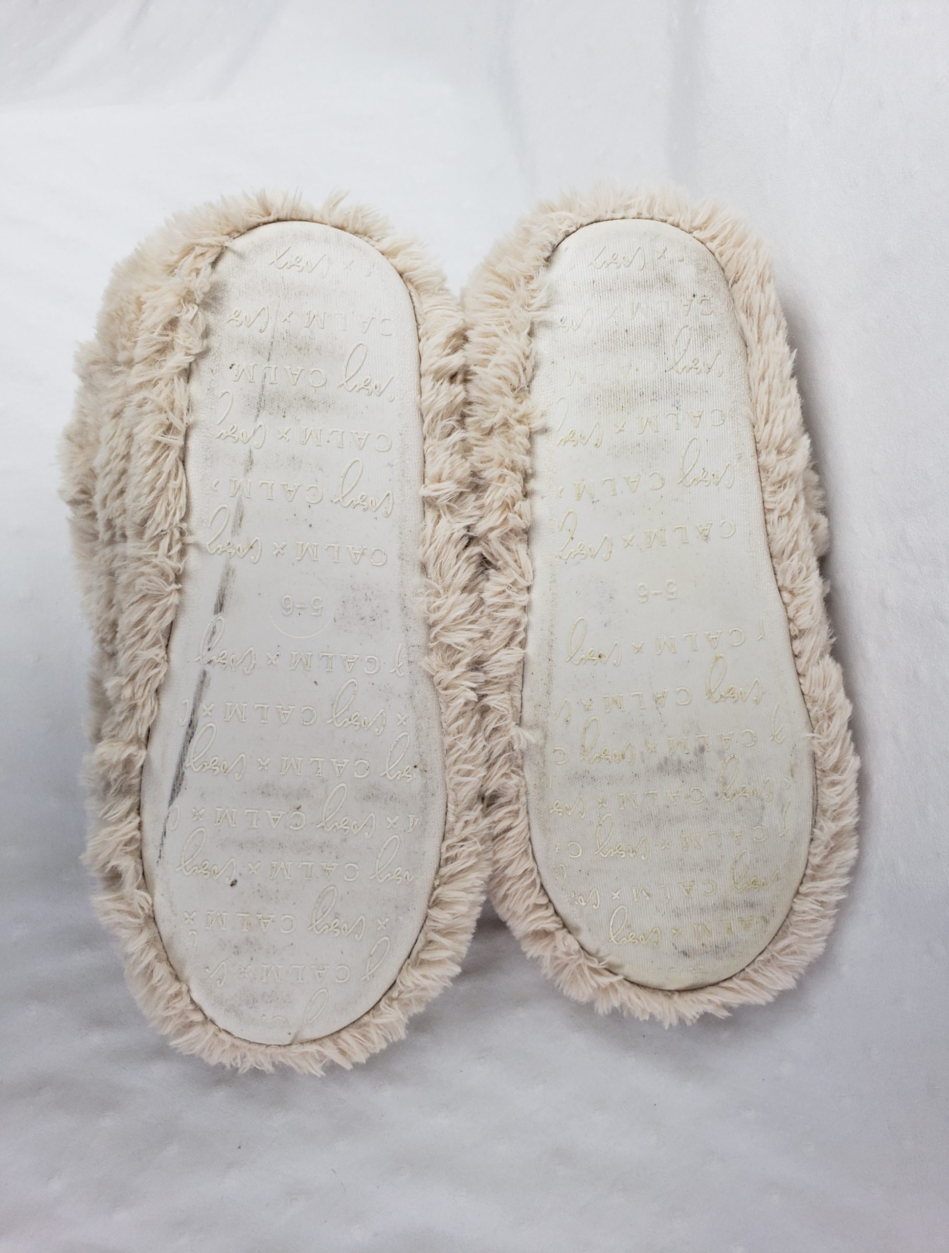 Бежеві тапочки з хутром розмір 41 - зимове взуття для дому в ідеальному стані 3 Бежеві тапочки з хутром розмір 41 - зимове взуття для дому в ідеальному стані - Зображення 3