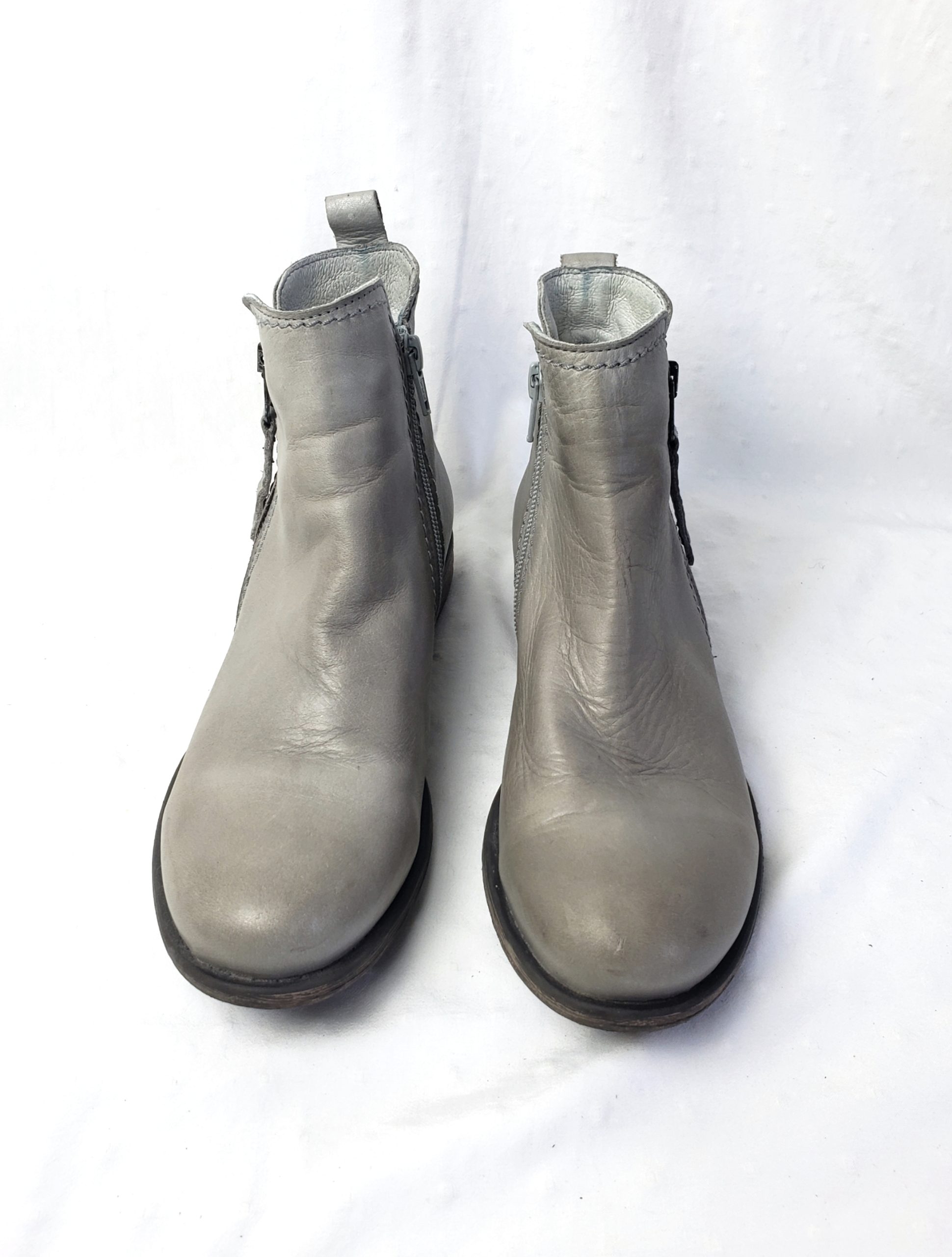 Сірі шкіряні черевики 37 розміру - ідеальне весняно-осіннє взуття для щоденного стилю 2 Сірі шкіряні черевики 37 розміру - ідеальне весняно-осіннє взуття для щоденного стилю - Зображення 2