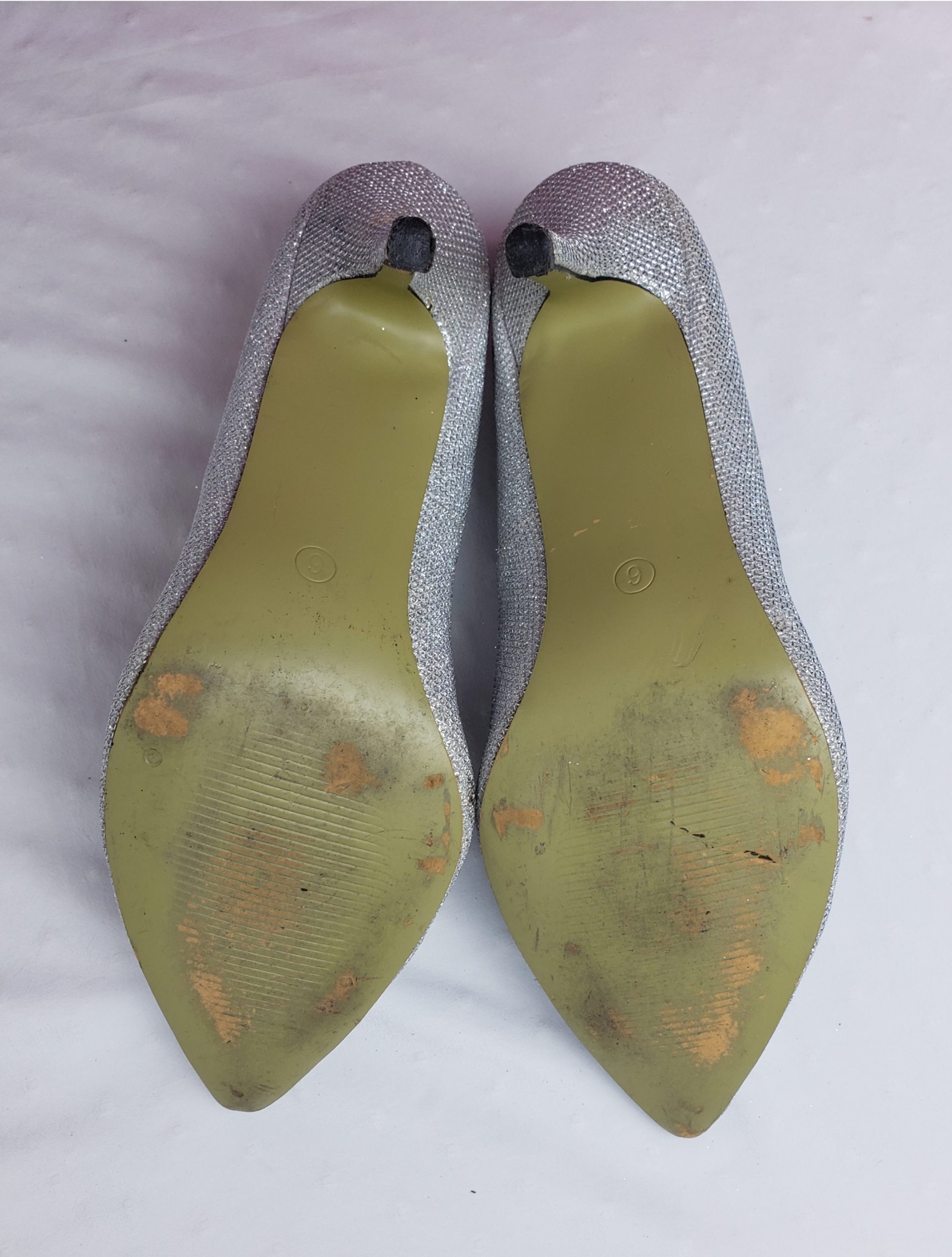 Стильні срібні туфлі на каблуку 10 см - елегантні жіночі туфлі розмір 39 3 Стильні срібні туфлі на каблуку 10 см - елегантні жіночі туфлі розмір 39 - Зображення 3