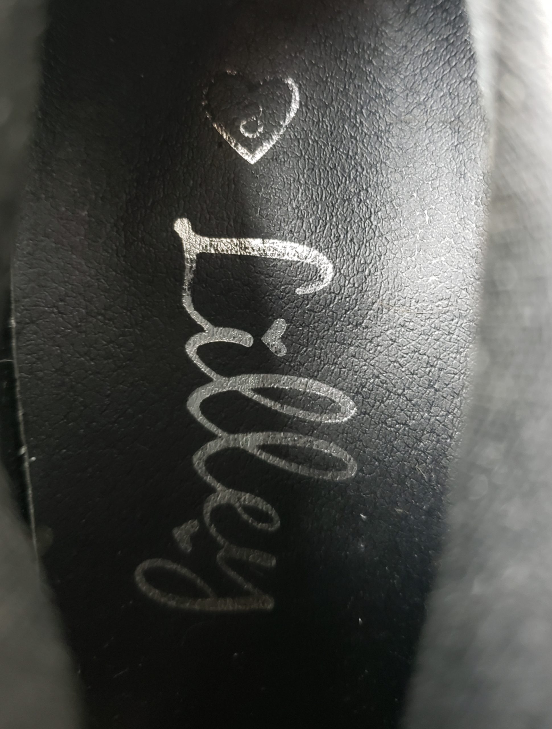 Срібні блискучі ботильйони на каблуку - універсальне взуття для весни, літа та осені розмір 43-44 8 Срібні блискучі ботильйони на каблуку - універсальне взуття для весни, літа та осені розмір 43-44 - Зображення 8