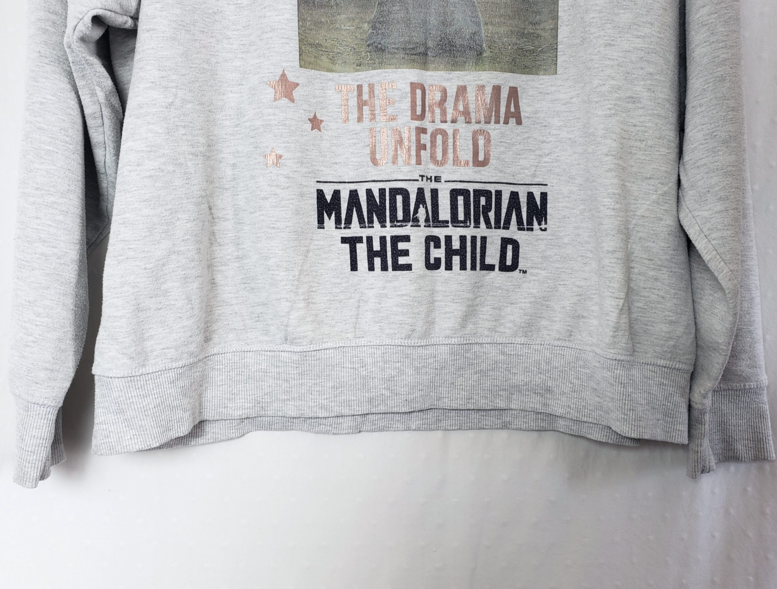 Сірий світшот Disney Star Wars Mandalorian The Child - жіночий одяг з принтом вживаний 5 Сірий світшот Disney Star Wars Mandalorian The Child - жіночий одяг з принтом вживаний - Зображення 5