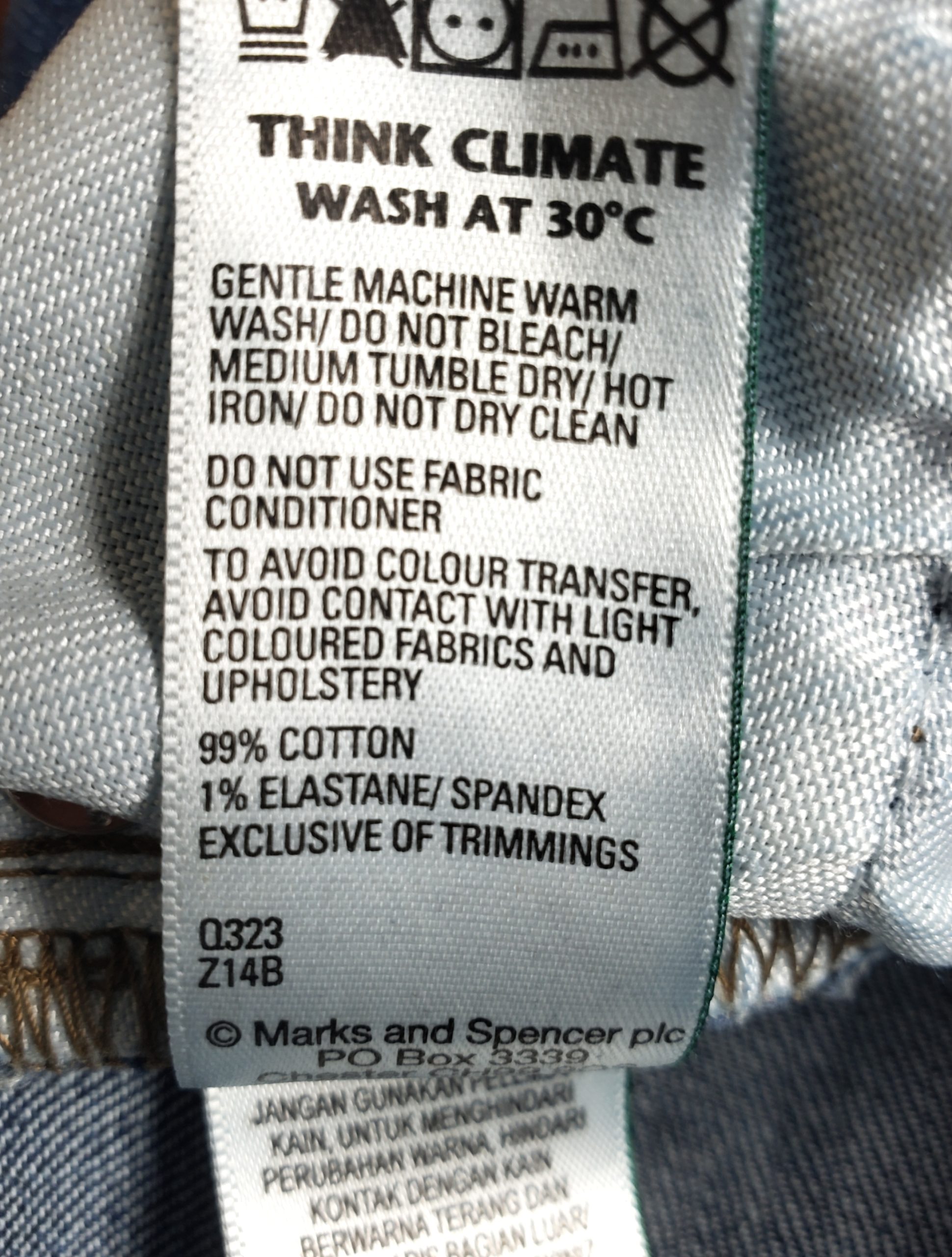 Стильні чоловічі джинси M&S Slim Fit - елегантний темно-синій денім у ідеальному стані 9 Стильні чоловічі джинси M&S Slim Fit - елегантний темно-синій денім у ідеальному стані - Зображення 9