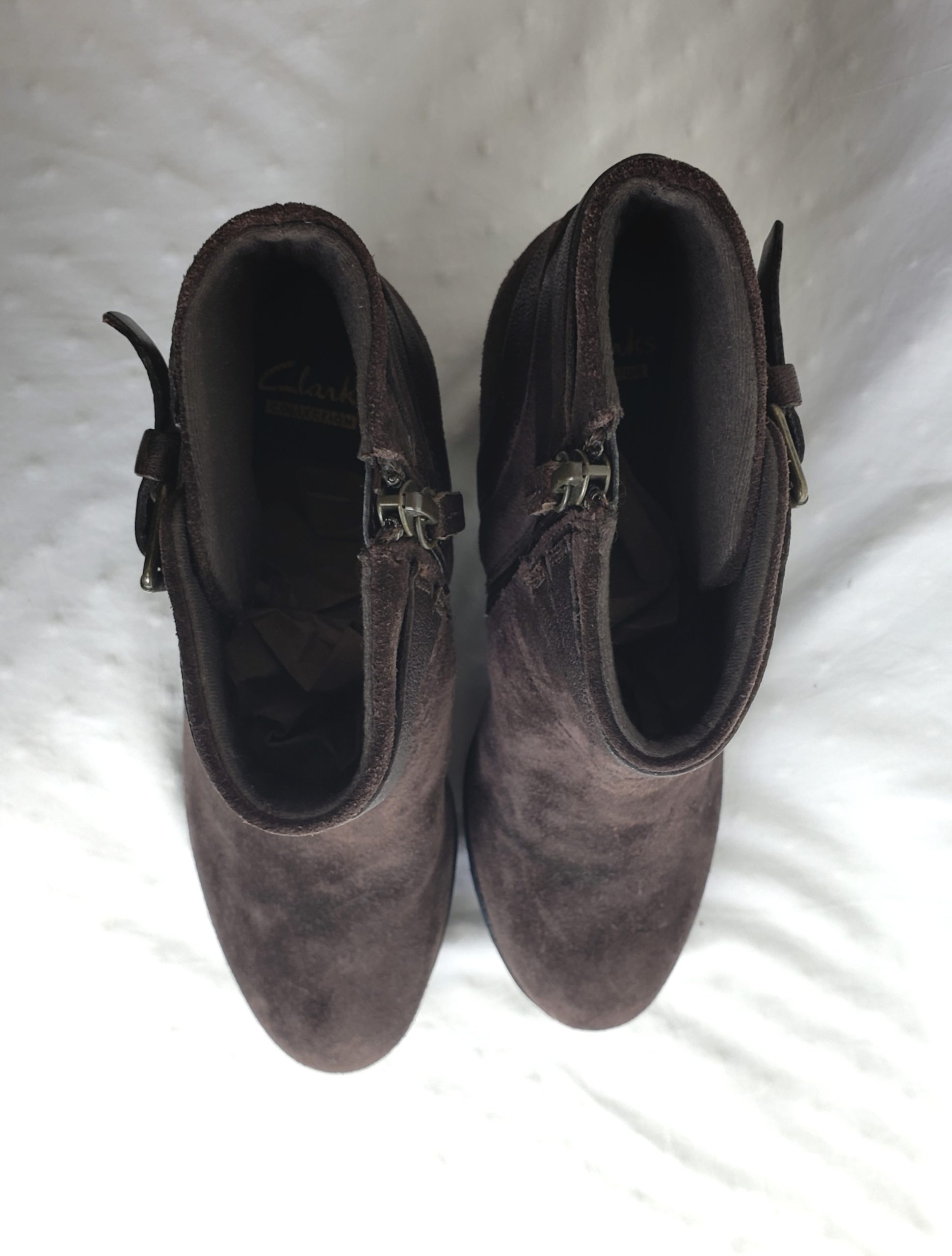 Стильні коричневі черевики Clarks Collection - елегантна замша з каблуком 9 см, розмір 40 3 Стильні коричневі черевики Clarks Collection - елегантна замша з каблуком 9 см, розмір 40 - Зображення 3