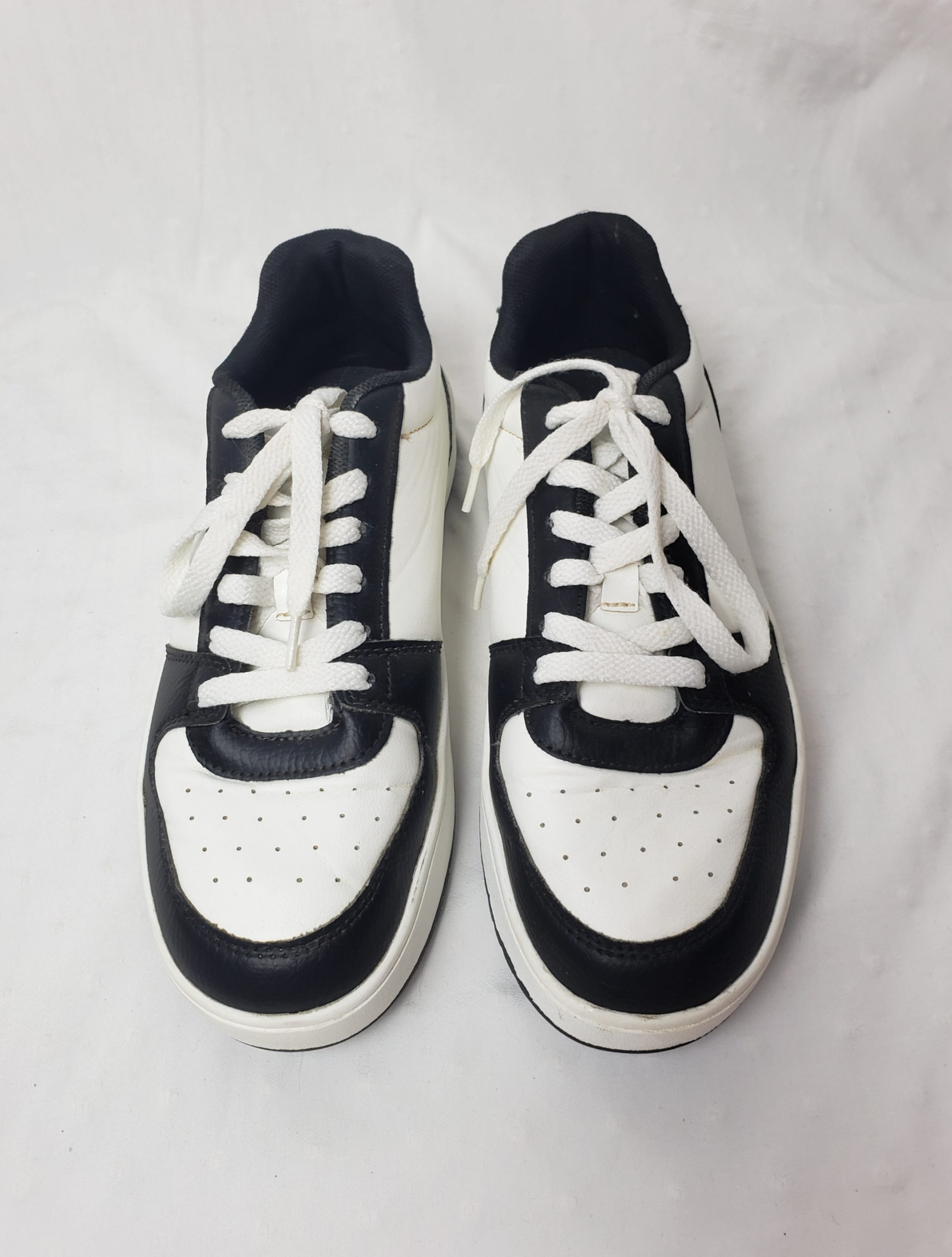 Стильні кросівки білі з чорним розмір 38/39 - універсальне взуття для весна-літо-осінь 6 Стильні кросівки білі з чорним розмір 38/39 - універсальне взуття для весна-літо-осінь - Зображення 6