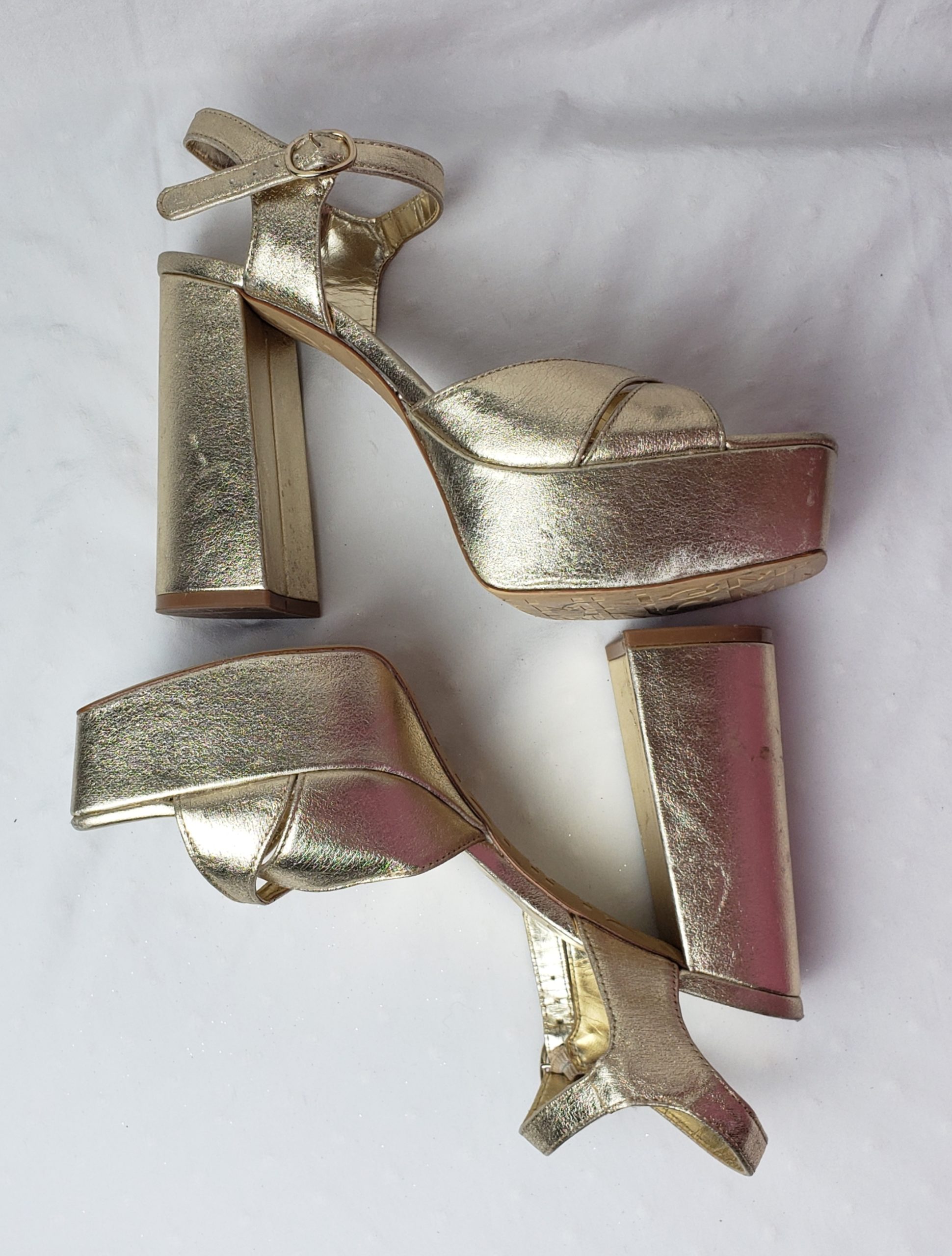Стильні золоті босоніжки на платформі - елегантне взуття для модних образів, розмір 39 9 Стильні золоті босоніжки на платформі - елегантне взуття для модних образів, розмір 39 - Зображення 9