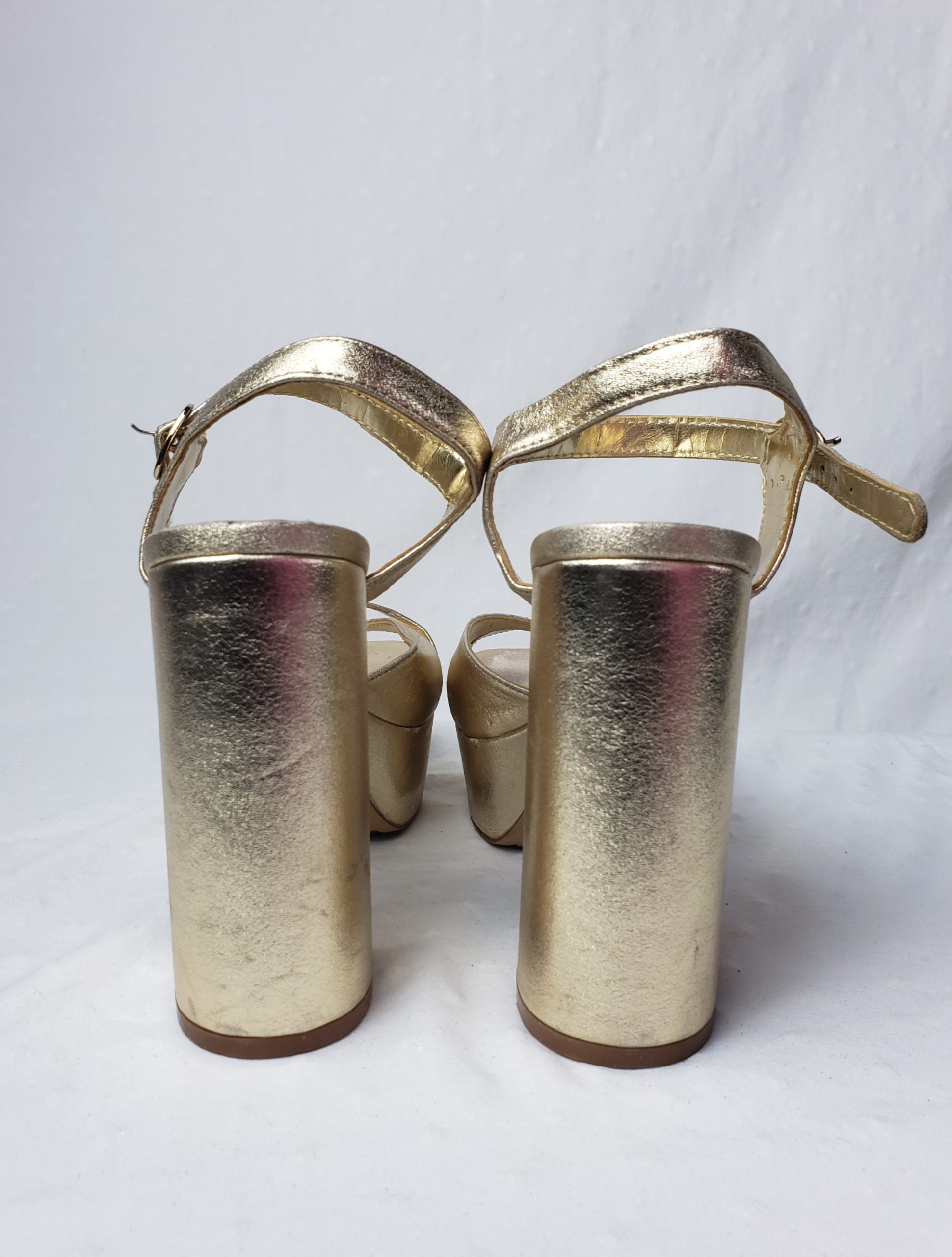 Стильні золоті босоніжки на платформі - елегантне взуття для модних образів, розмір 39 8 Стильні золоті босоніжки на платформі - елегантне взуття для модних образів, розмір 39 - Зображення 8