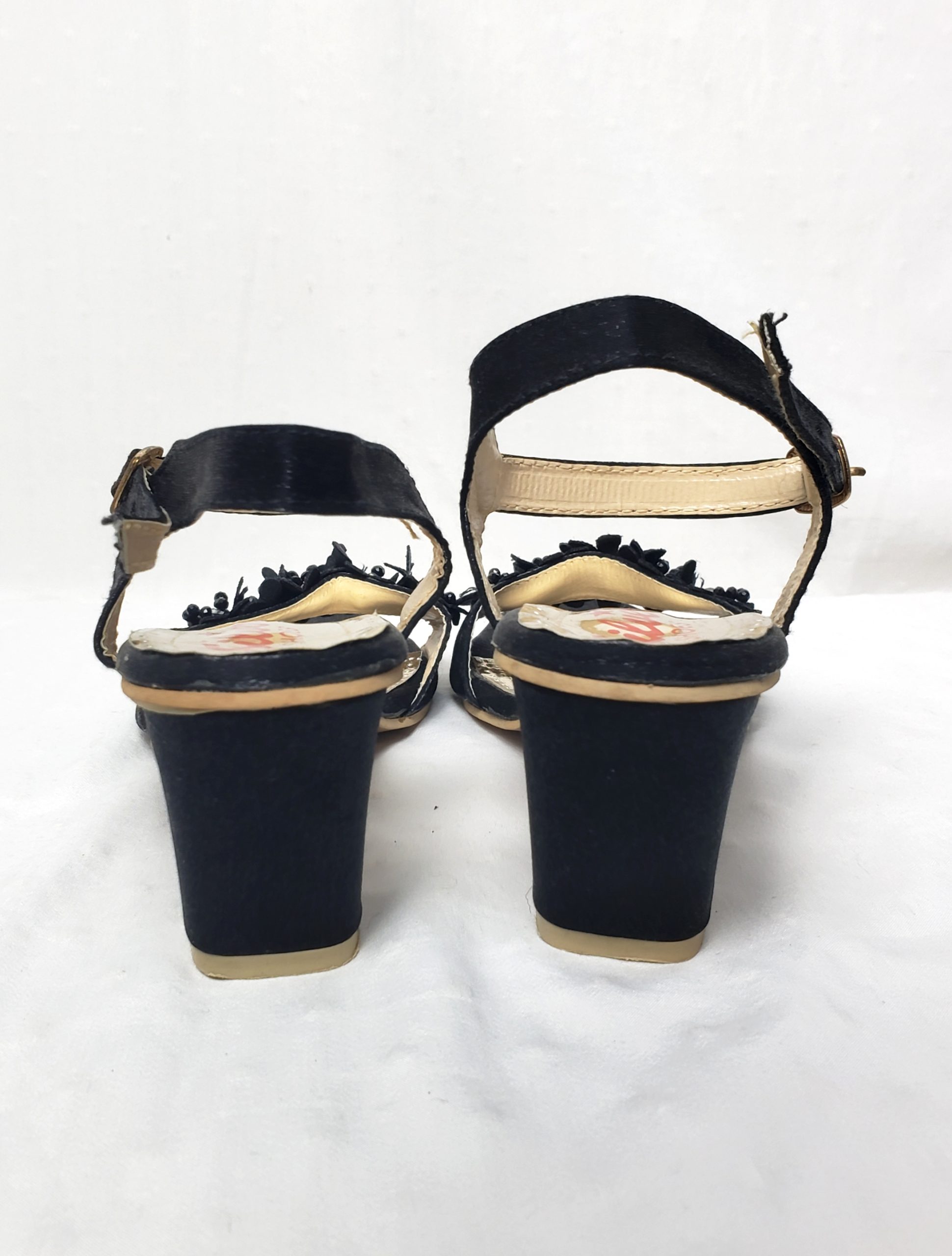 Стильні чорні босоніжки з золотими акцентами silver shoes - елегантний літній тренд розмір 38 6 Стильні чорні босоніжки з золотими акцентами silver shoes - елегантний літній тренд розмір 38 - Зображення 6