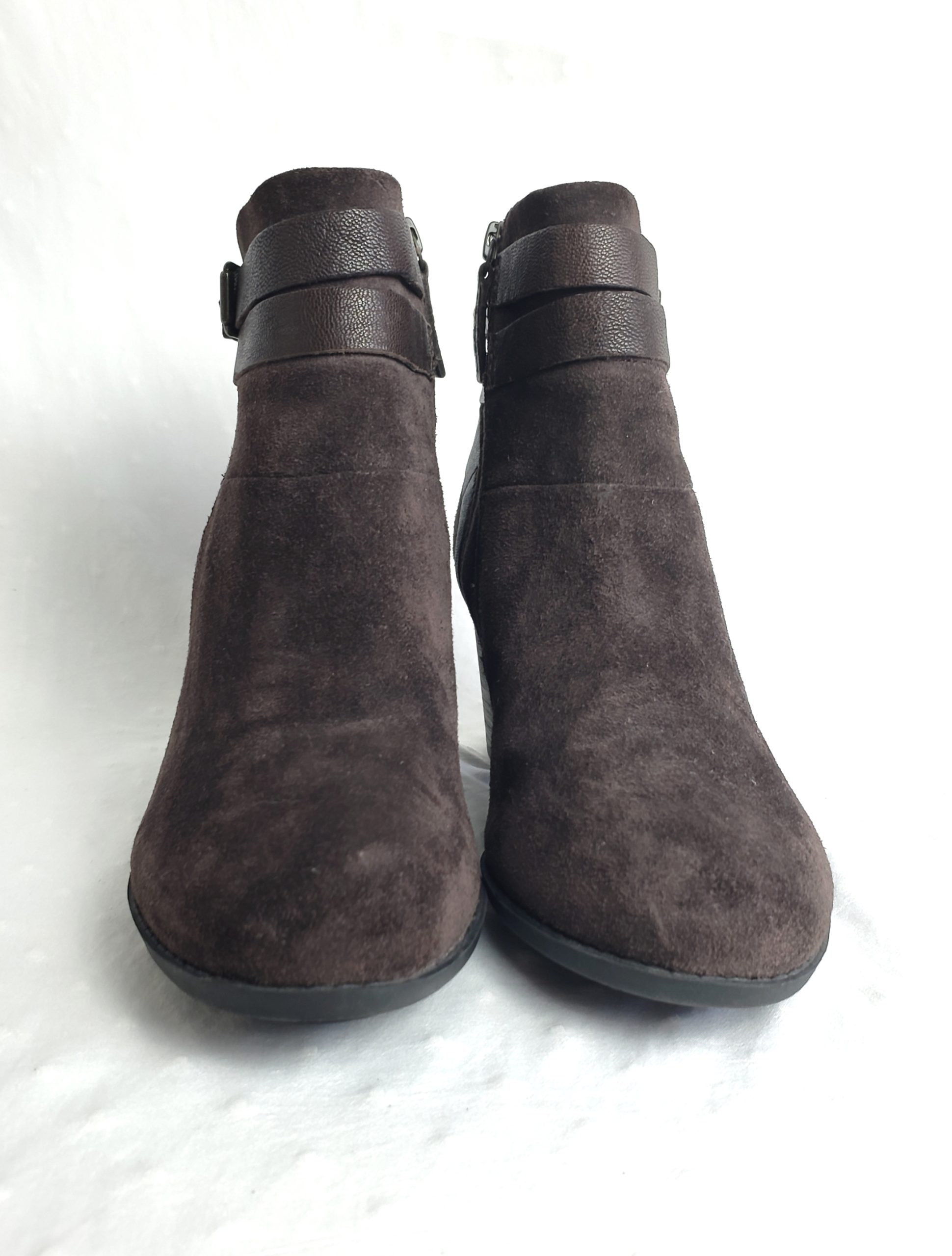 Стильні коричневі черевики Clarks Collection - елегантна замша з каблуком 9 см, розмір 40 2 Стильні коричневі черевики Clarks Collection - елегантна замша з каблуком 9 см, розмір 40 - Зображення 2