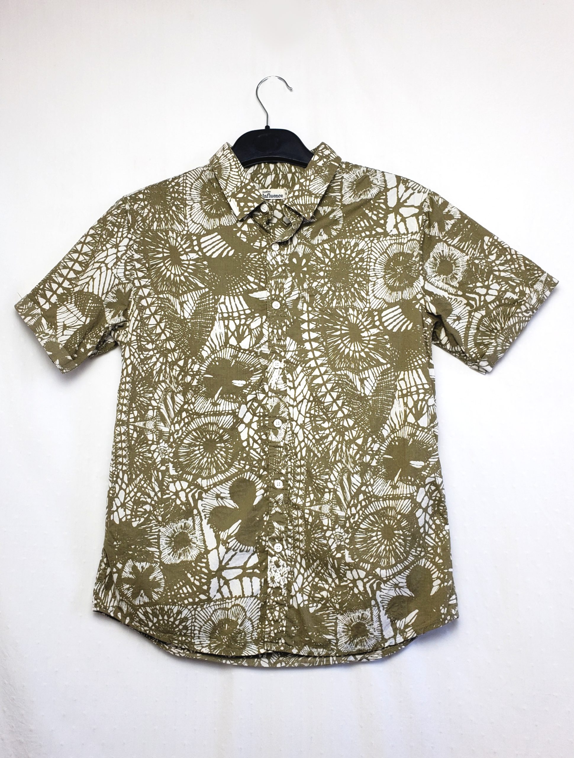 Стильна сорочка Another Influence з принтом - модний тренд багатокольорового дизайну 1 Стильна сорочка Another Influence з принтом - модний тренд багатокольорового дизайну