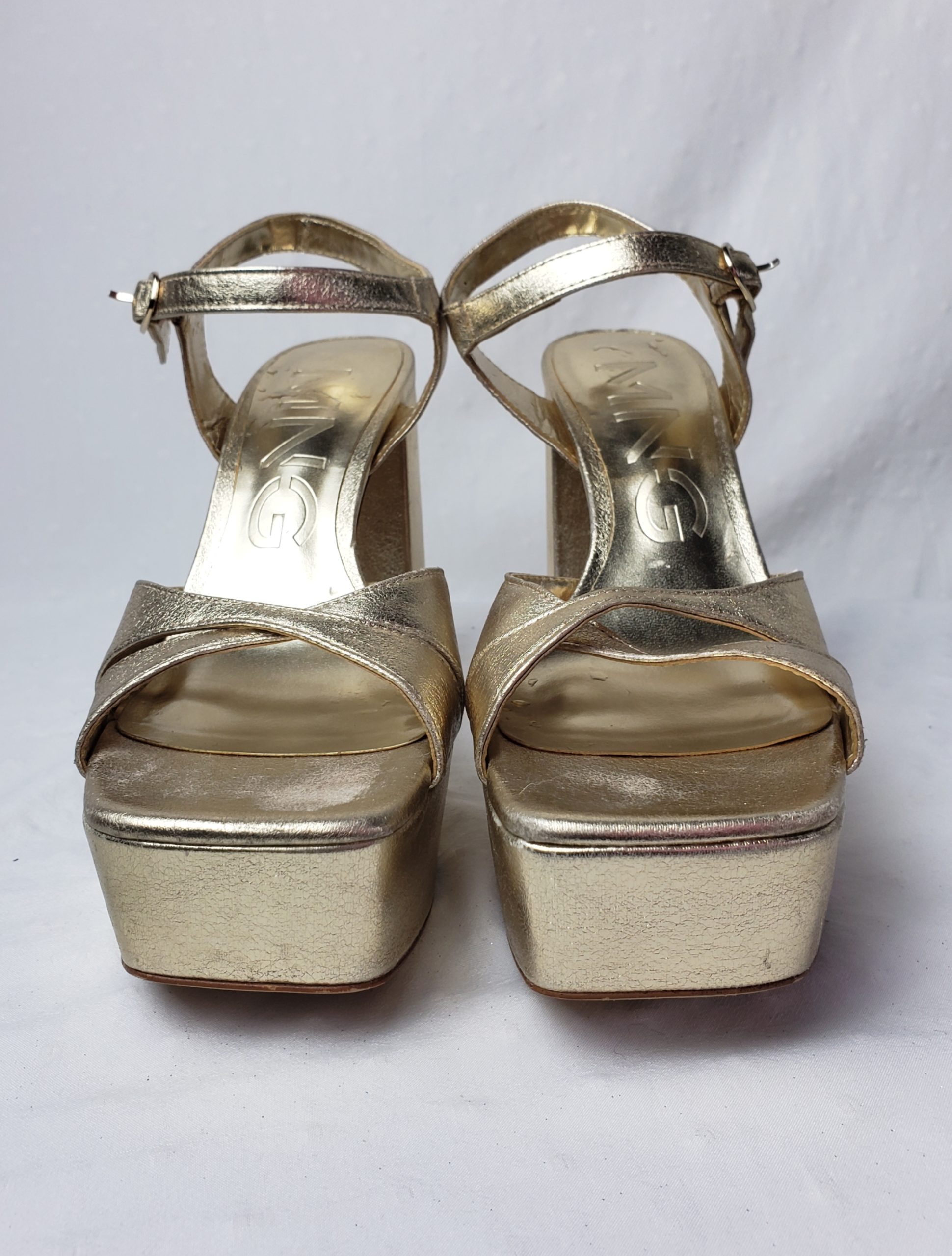 Стильні золоті босоніжки на платформі - елегантне взуття для модних образів, розмір 39 3 Стильні золоті босоніжки на платформі - елегантне взуття для модних образів, розмір 39 - Зображення 3