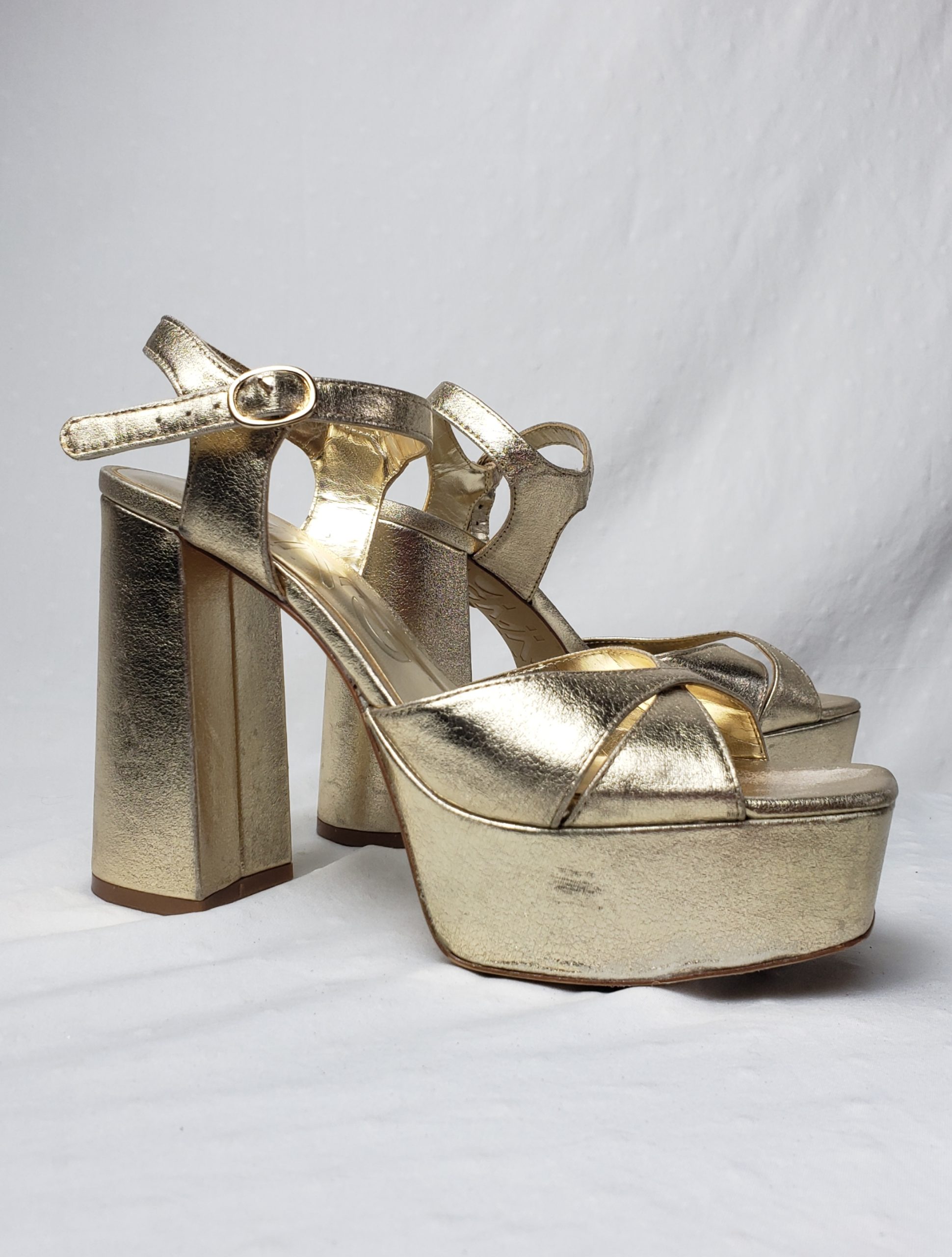 Стильні золоті босоніжки на платформі - елегантне взуття для модних образів, розмір 39 1 Стильні золоті босоніжки на платформі - елегантне взуття для модних образів, розмір 39