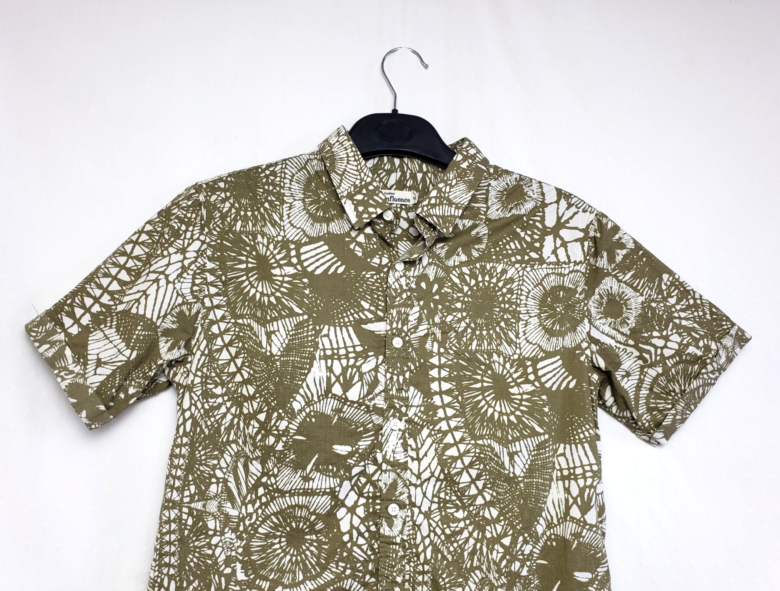 Стильна сорочка Another Influence з принтом - модний тренд багатокольорового дизайну 3 Стильна сорочка Another Influence з принтом - модний тренд багатокольорового дизайну - Зображення 3