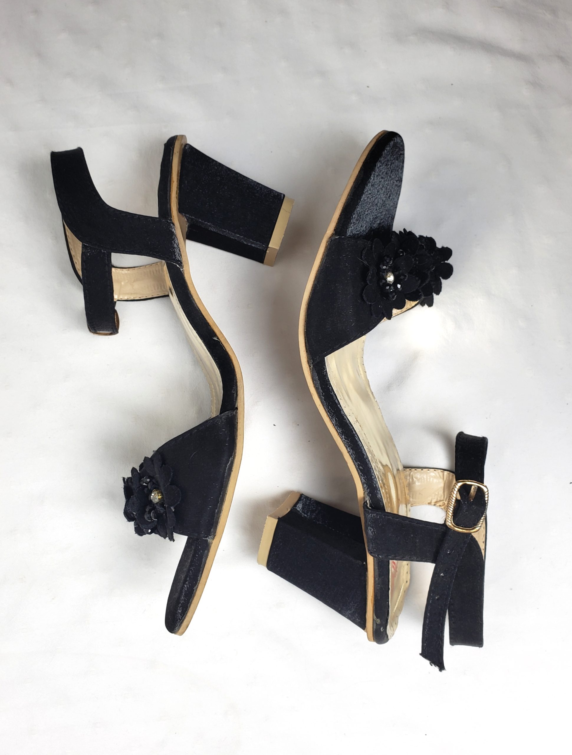 Стильні чорні босоніжки з золотими акцентами silver shoes - елегантний літній тренд розмір 38 4 Стильні чорні босоніжки з золотими акцентами silver shoes - елегантний літній тренд розмір 38 - Зображення 4