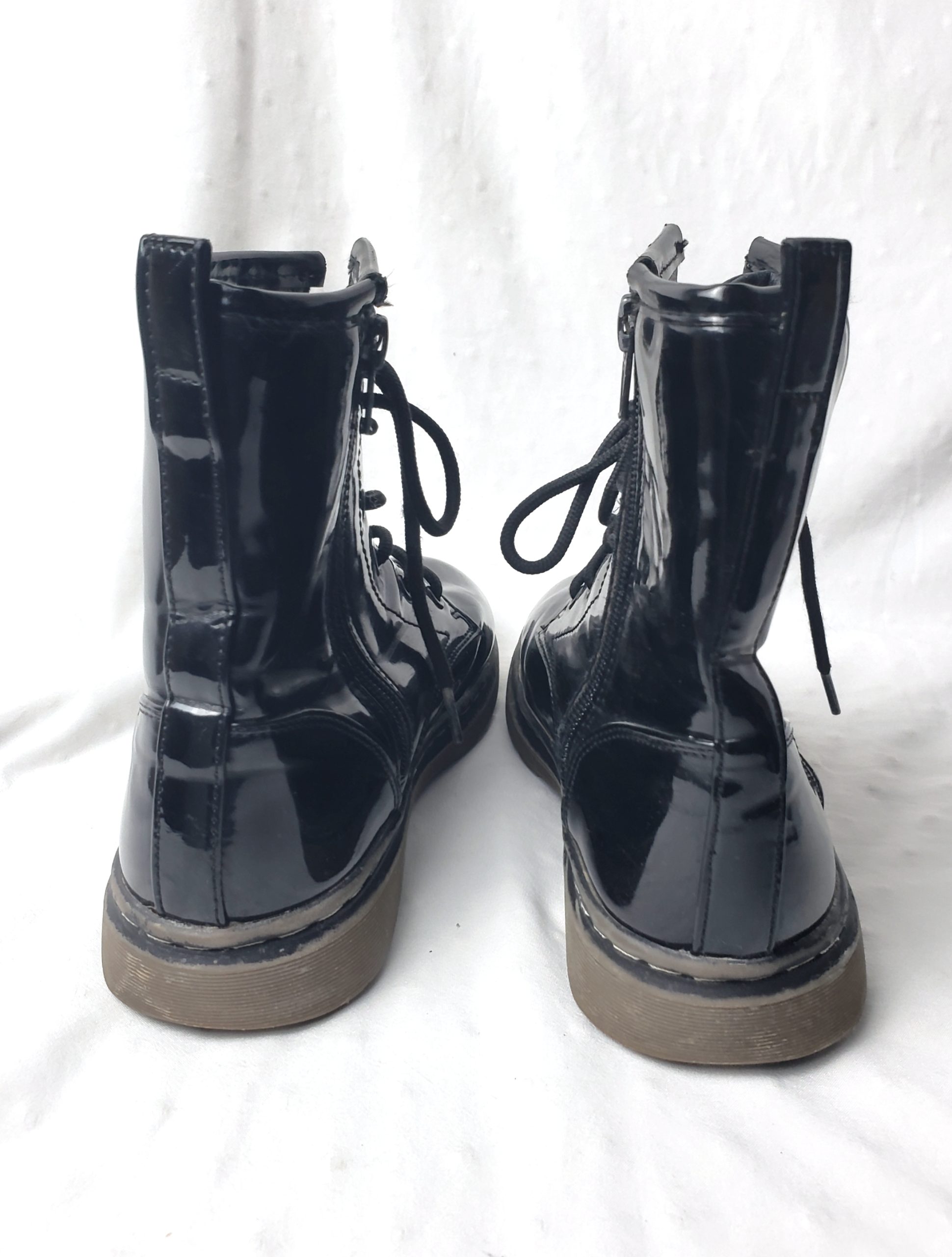 Стильні чорні лаковані черевики Dunnes - елегантний vintage стиль для модних образів 5 Стильні чорні лаковані черевики Dunnes - елегантний vintage стиль для модних образів - Зображення 5