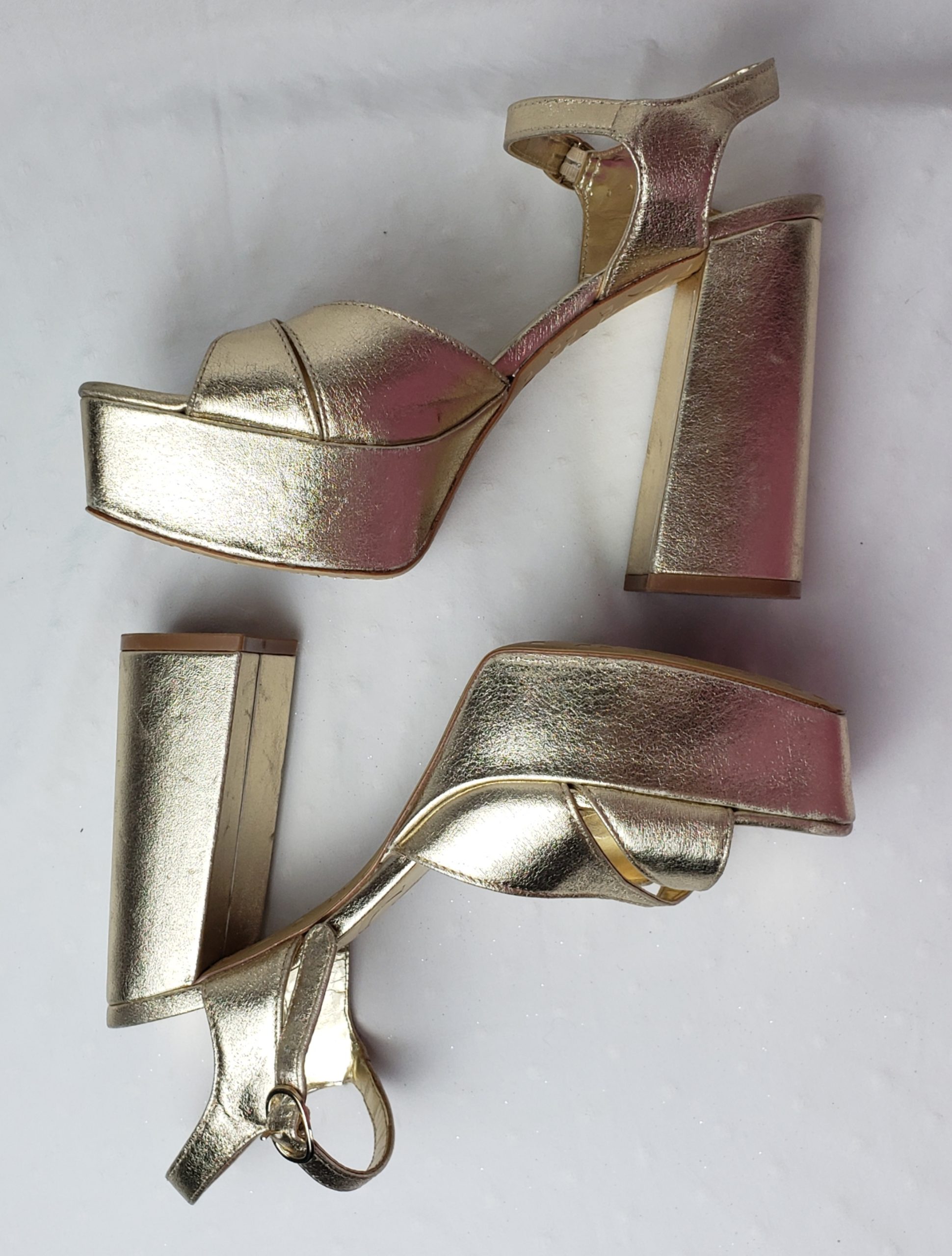 Стильні золоті босоніжки на платформі - елегантне взуття для модних образів, розмір 39 7 Стильні золоті босоніжки на платформі - елегантне взуття для модних образів, розмір 39 - Зображення 7