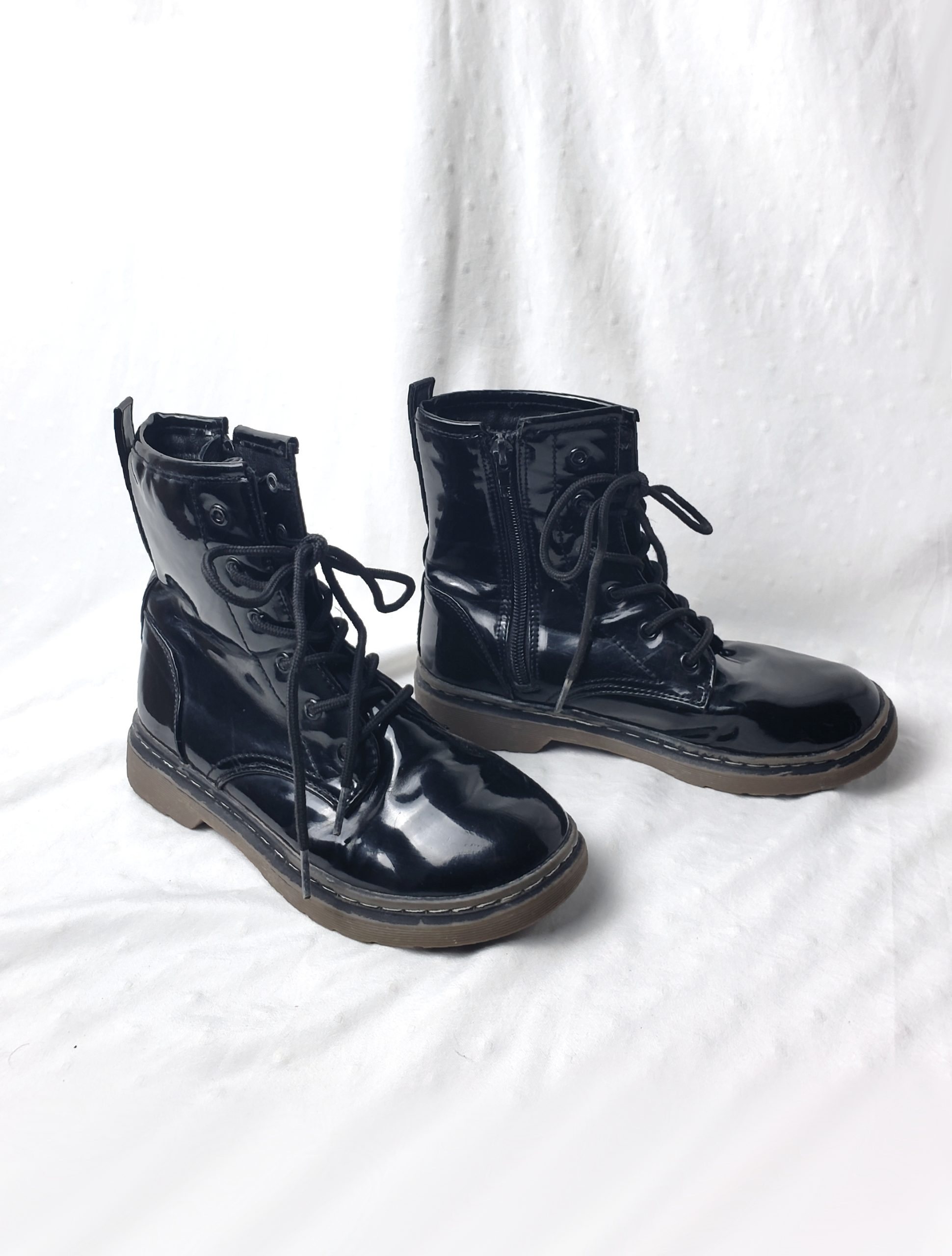 Стильні чорні лаковані черевики Dunnes - елегантний vintage стиль для модних образів 6 Стильні чорні лаковані черевики Dunnes - елегантний vintage стиль для модних образів - Зображення 6