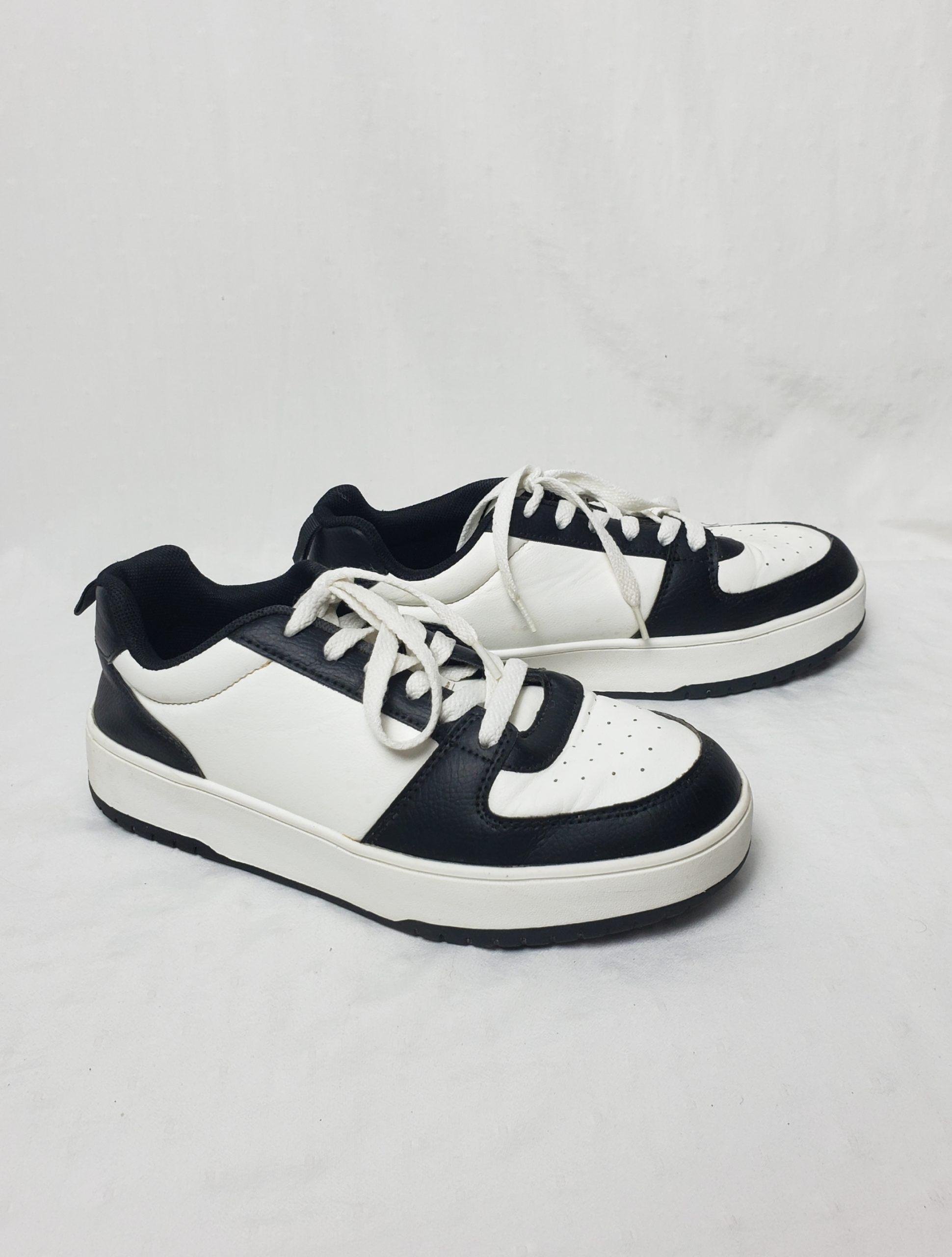 Стильні кросівки білі з чорним розмір 38/39 - універсальне взуття для весна-літо-осінь 1 Стильні кросівки білі з чорним розмір 38/39 - універсальне взуття для весна-літо-осінь