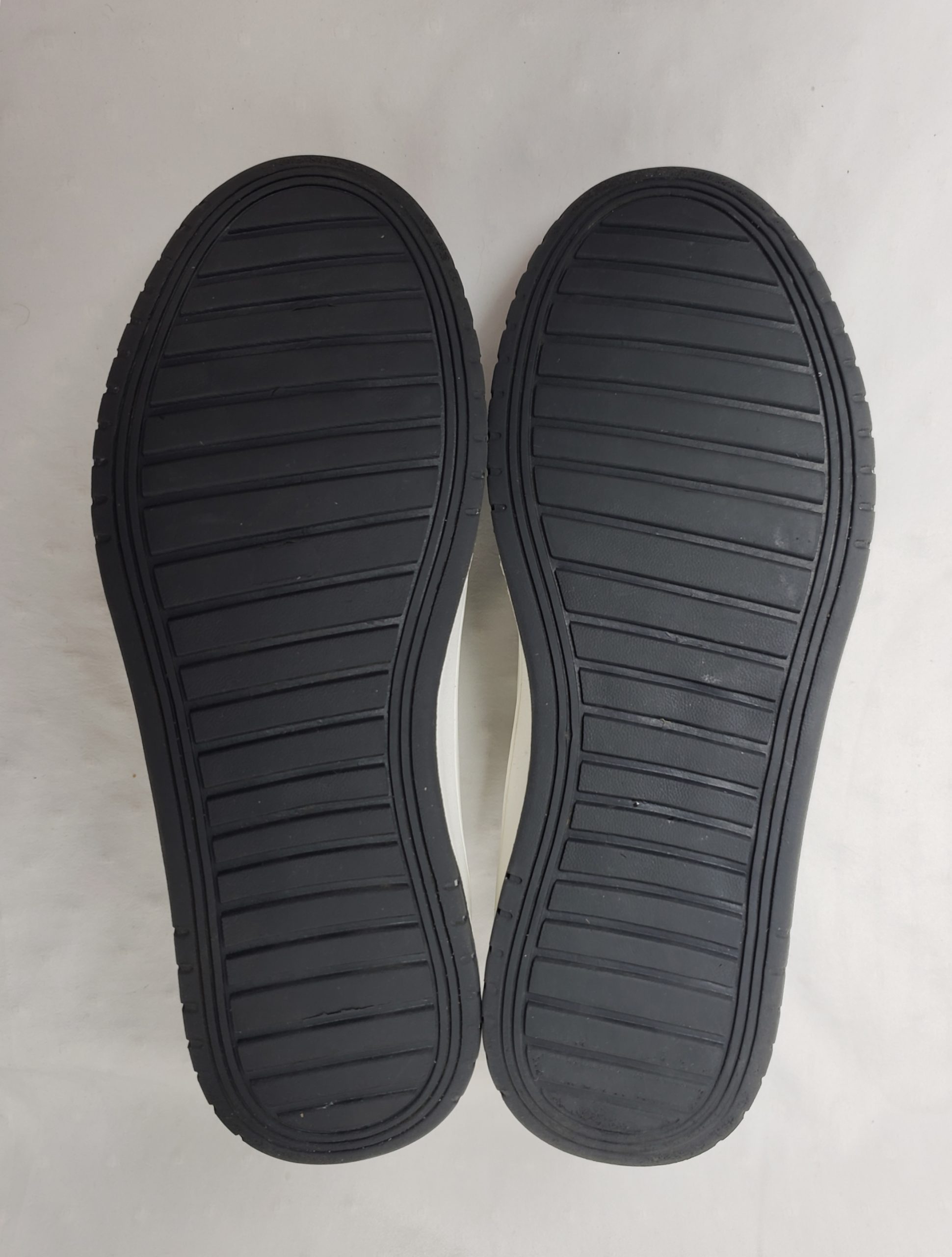 Стильні кросівки білі з чорним розмір 38/39 - універсальне взуття для весна-літо-осінь 7 Стильні кросівки білі з чорним розмір 38/39 - універсальне взуття для весна-літо-осінь - Зображення 7