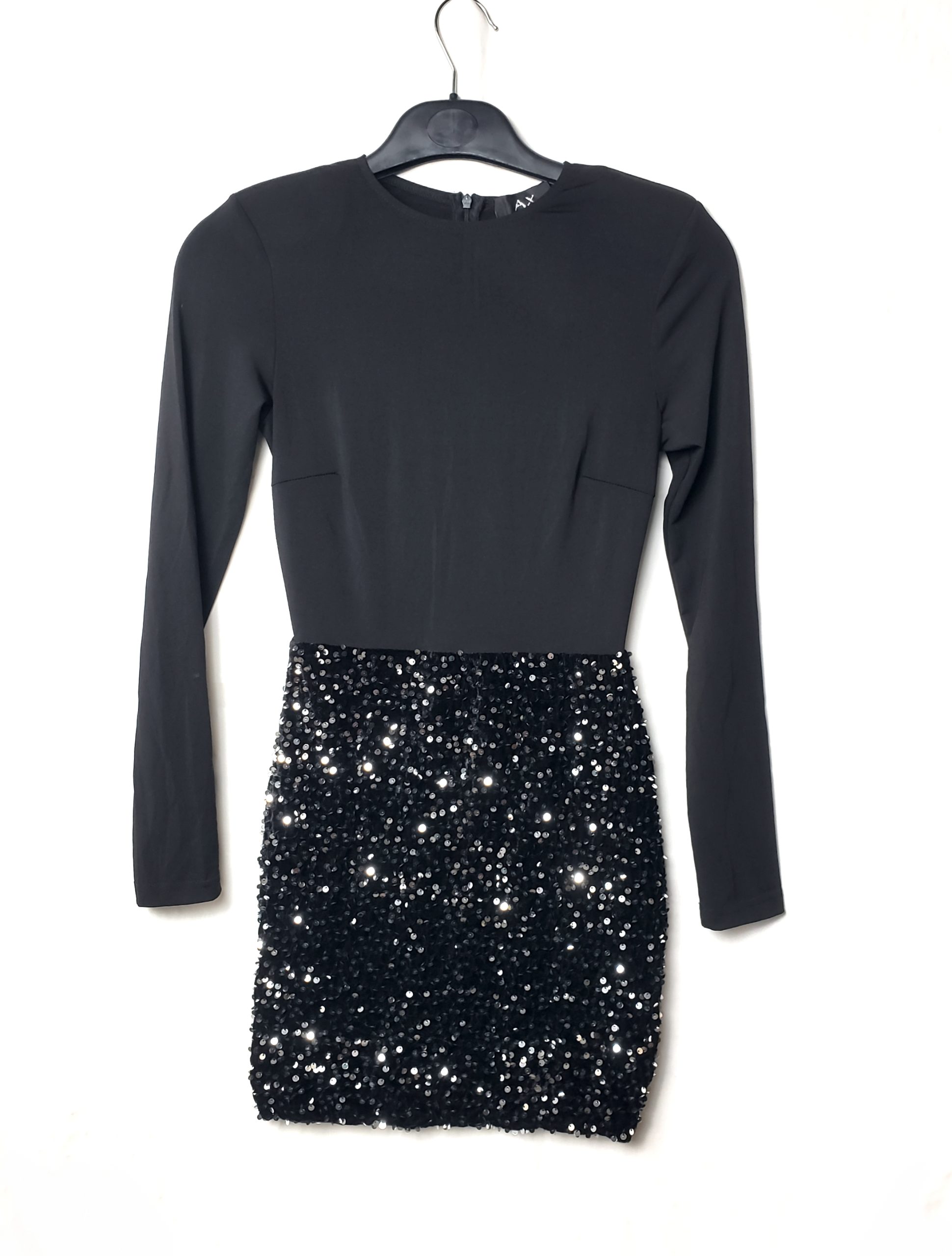 Чорна коктейльна сукня з паєтками - ідеальна для вечірок та святкових подій 1 Чорна коктейльна сукня з паєтками - ідеальна для вечірок та святкових подій