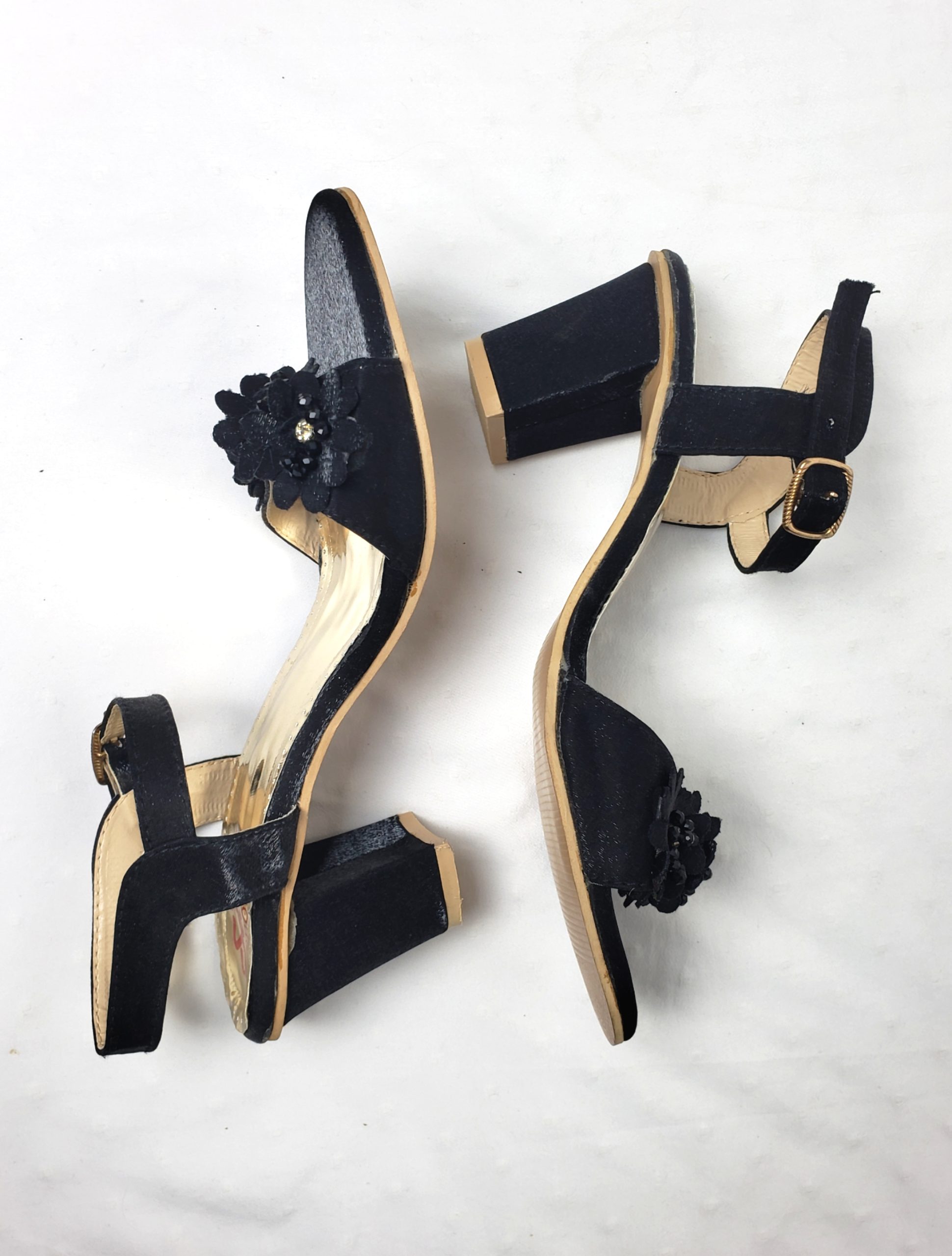 Стильні чорні босоніжки з золотими акцентами silver shoes - елегантний літній тренд розмір 38 3 Стильні чорні босоніжки з золотими акцентами silver shoes - елегантний літній тренд розмір 38 - Зображення 3