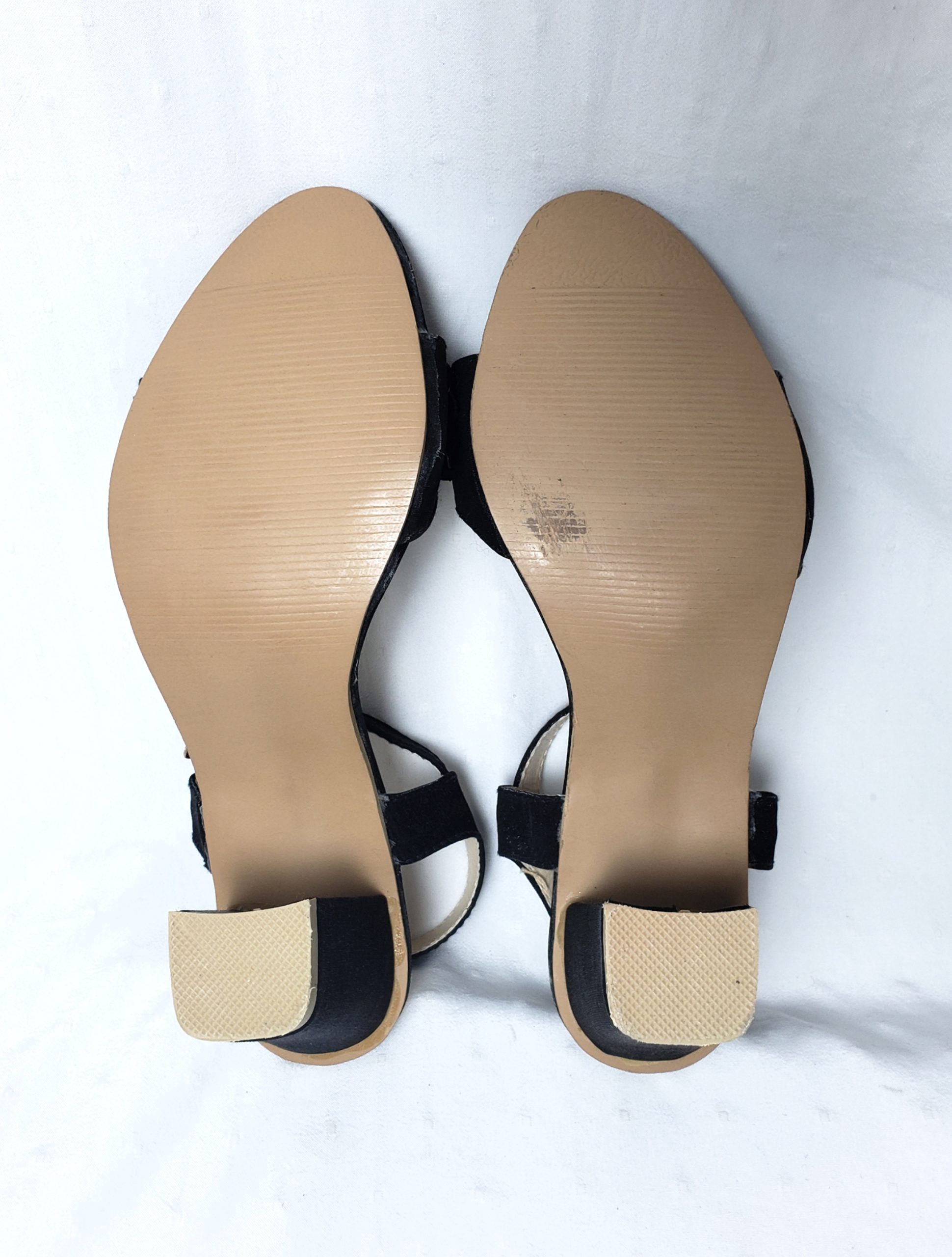 Стильні чорні босоніжки з золотими акцентами silver shoes - елегантний літній тренд розмір 38 7 Стильні чорні босоніжки з золотими акцентами silver shoes - елегантний літній тренд розмір 38 - Зображення 7