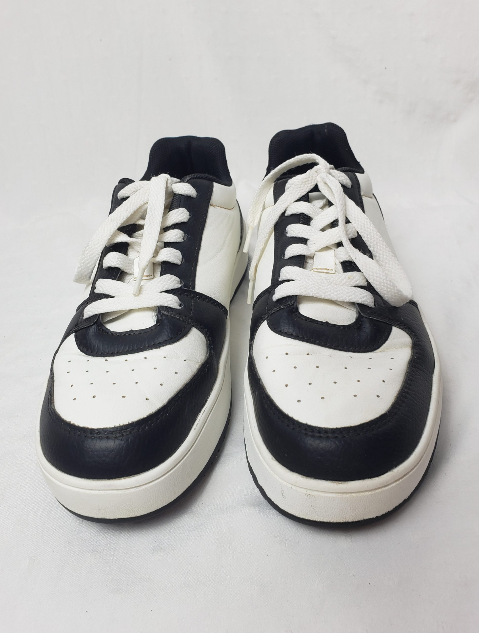 Стильні кросівки білі з чорним розмір 38/39 - універсальне взуття для весна-літо-осінь 2 Стильні кросівки білі з чорним розмір 38/39 - універсальне взуття для весна-літо-осінь - Зображення 2