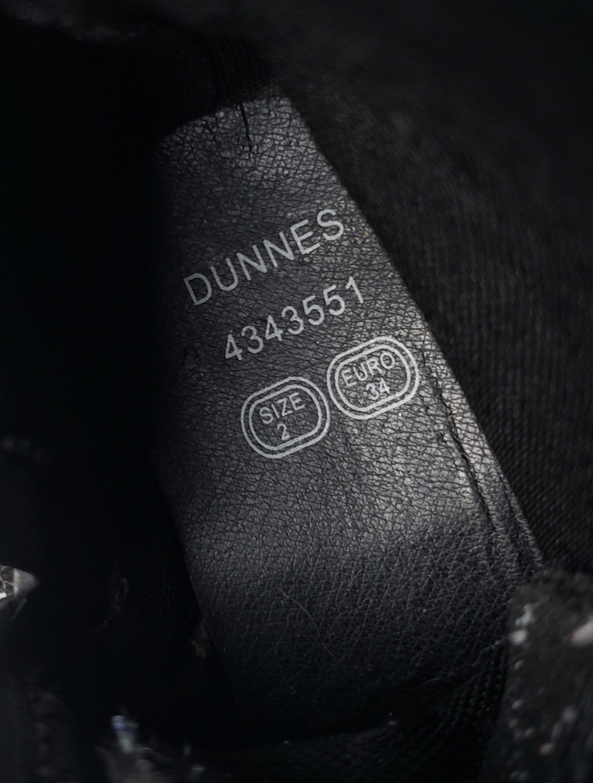 Стильні чорні лаковані черевики Dunnes - елегантний vintage стиль для модних образів 7 Стильні чорні лаковані черевики Dunnes - елегантний vintage стиль для модних образів - Зображення 7