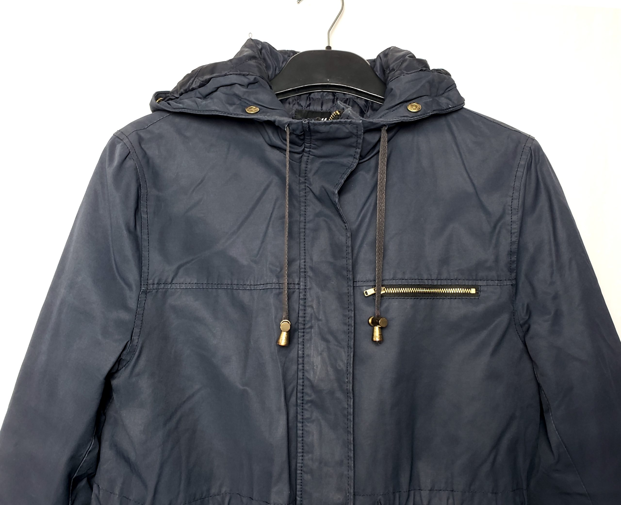 Темно-синя парка H&M - стильна куртка для осені та весни, вживаний одяг для повсякденного стилю 4 Темно-синя парка H&M - стильна куртка для осені та весни, вживаний одяг для повсякденного стилю - Зображення 4